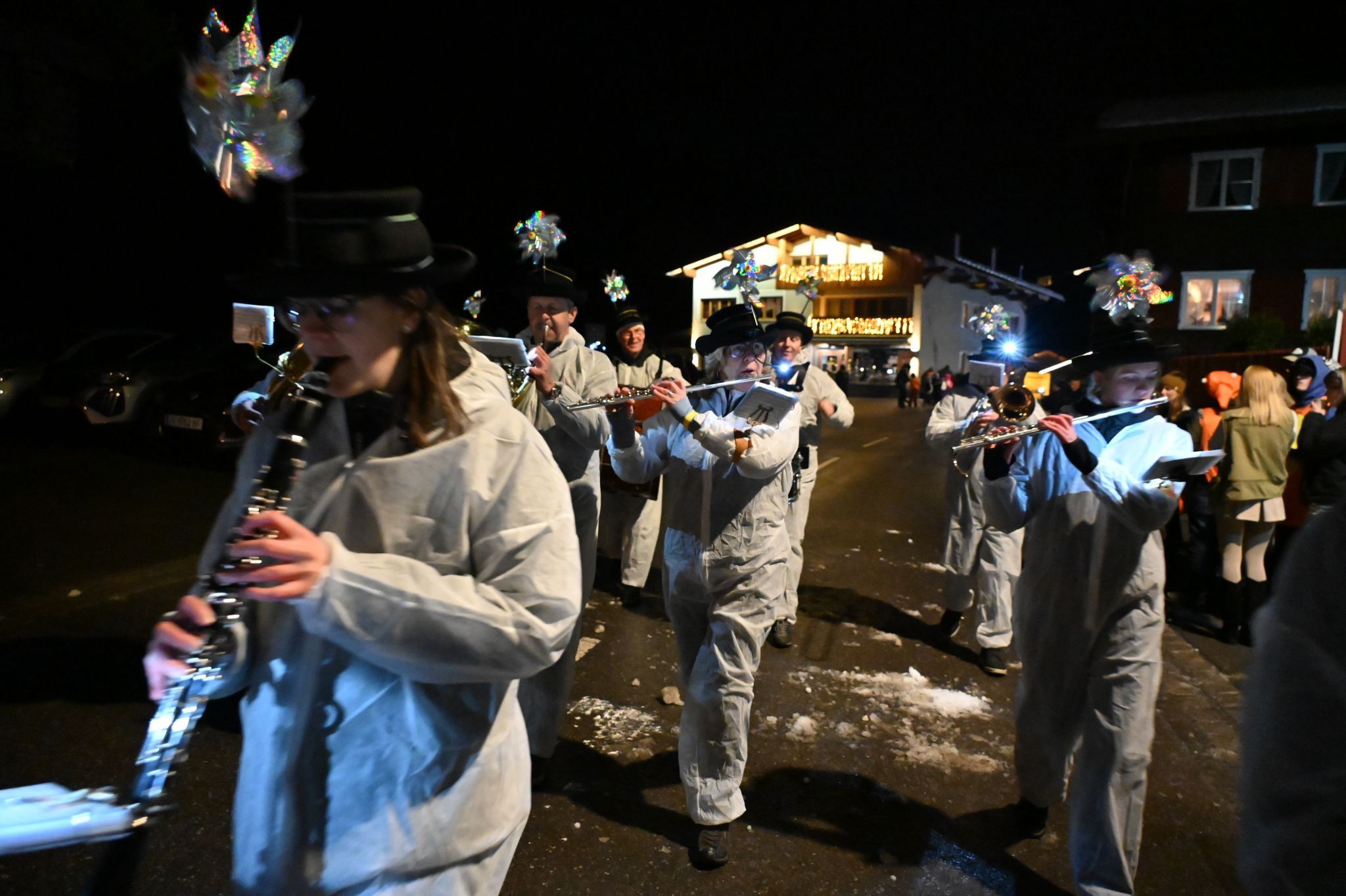 Die Windräder der Harmoniemusik Klösterle beim Nachtumzug.