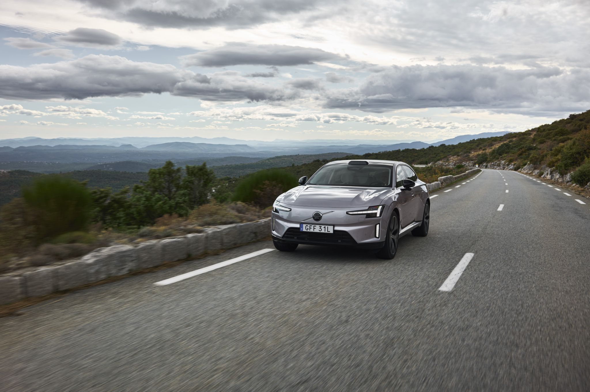 Ungewöhnliche Linienführung und Bodenfreiheit wie sein SUV: Der elektrische Volvo ES90 bricht mit gän-gigen Standards und besticht durch hohen Fahrkomfort