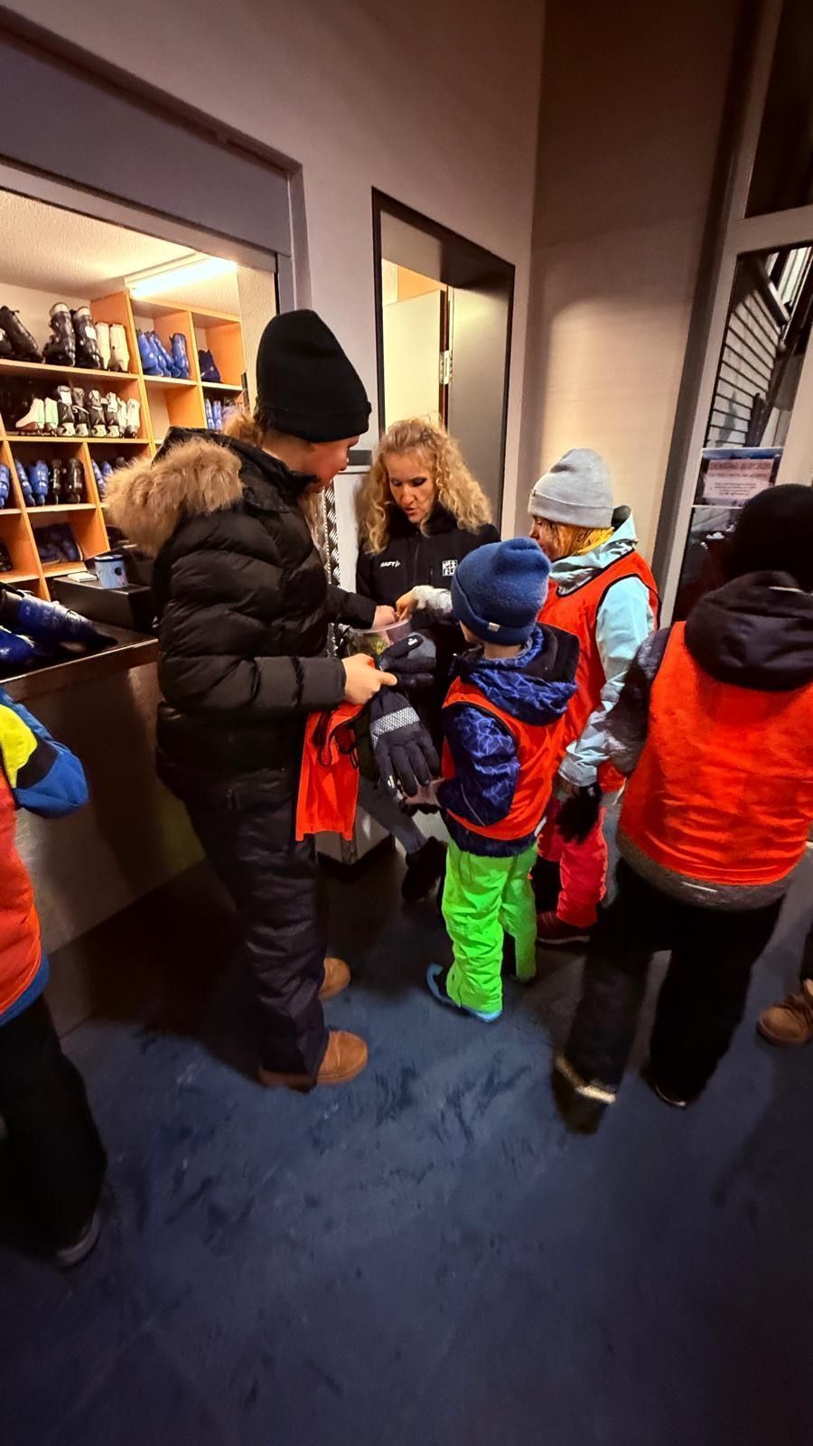 Die Kinder erhielten auch Schlittschuhe zum Eislaufen.