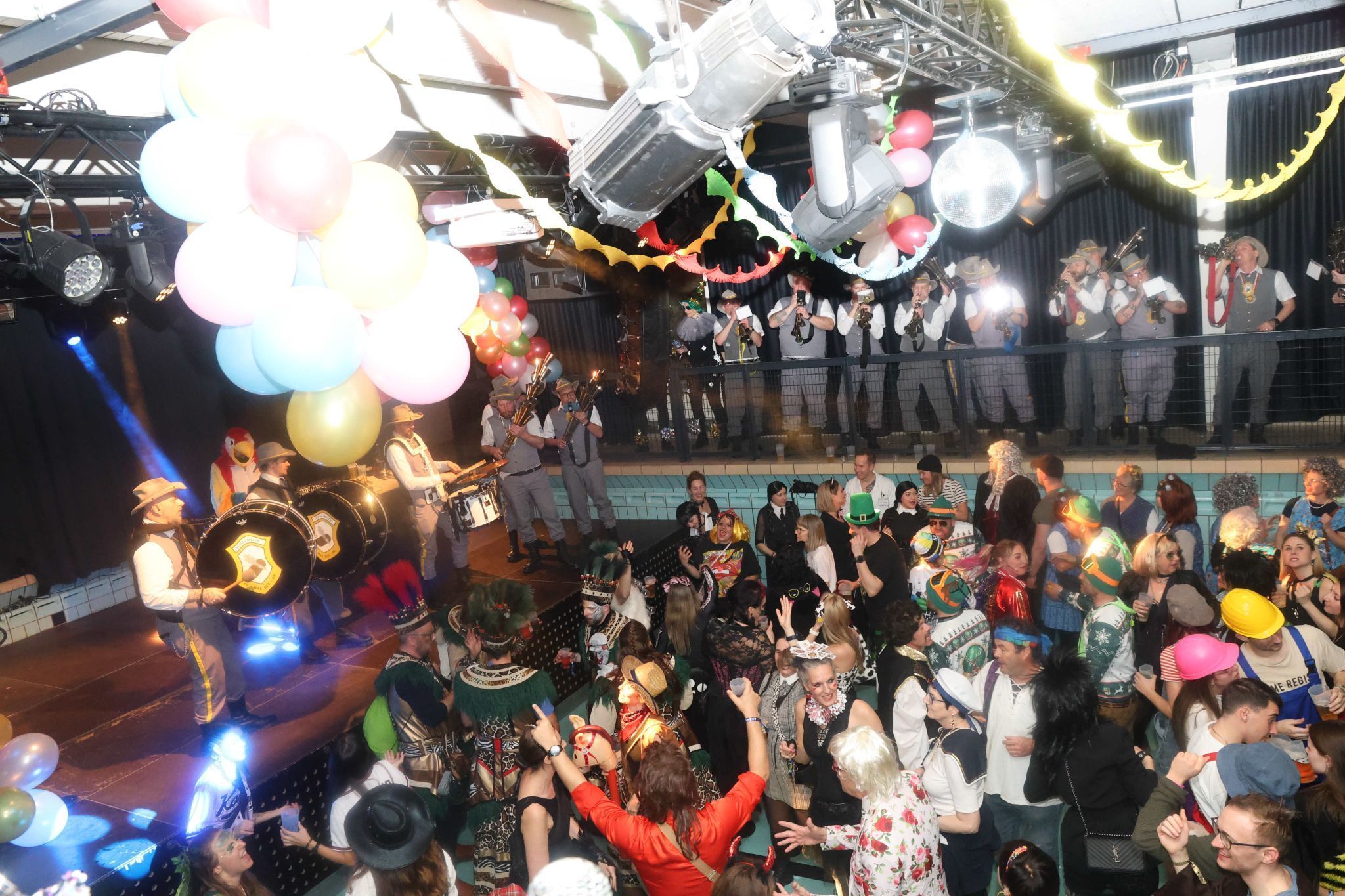 Viel Kostüm-Phantasie und Stimmung prägten den ersten Teil des 