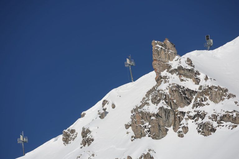 „Lieber einmal zu viel ausrücken als zu wenig“ – Lawinensprengungen am Arlberg