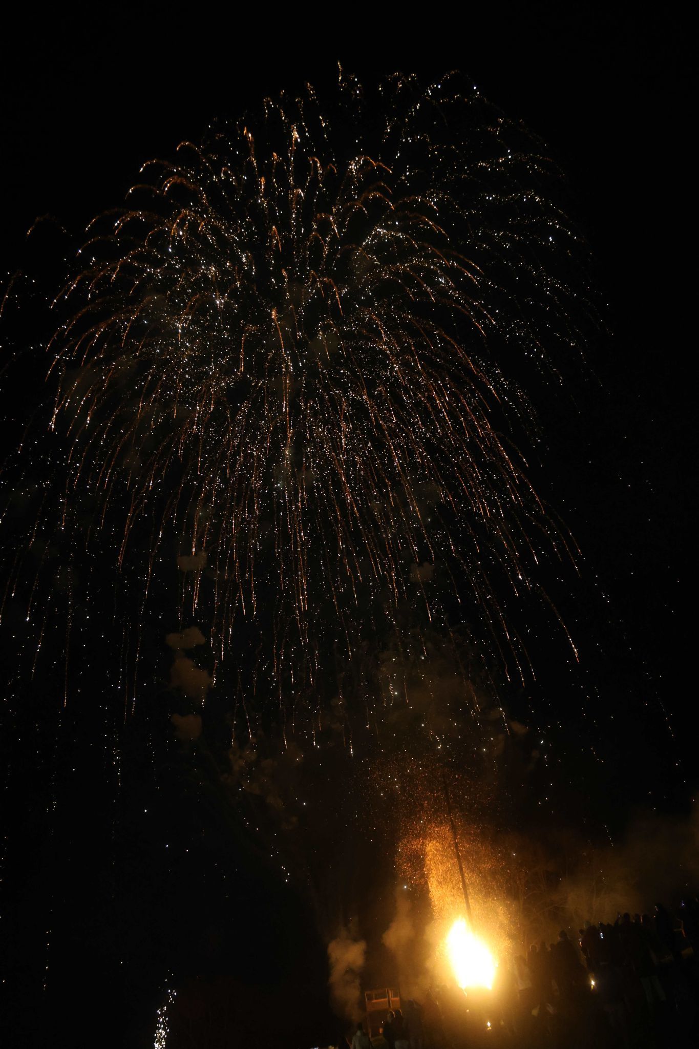 Funkenrest oben, Feuerwerk oben.