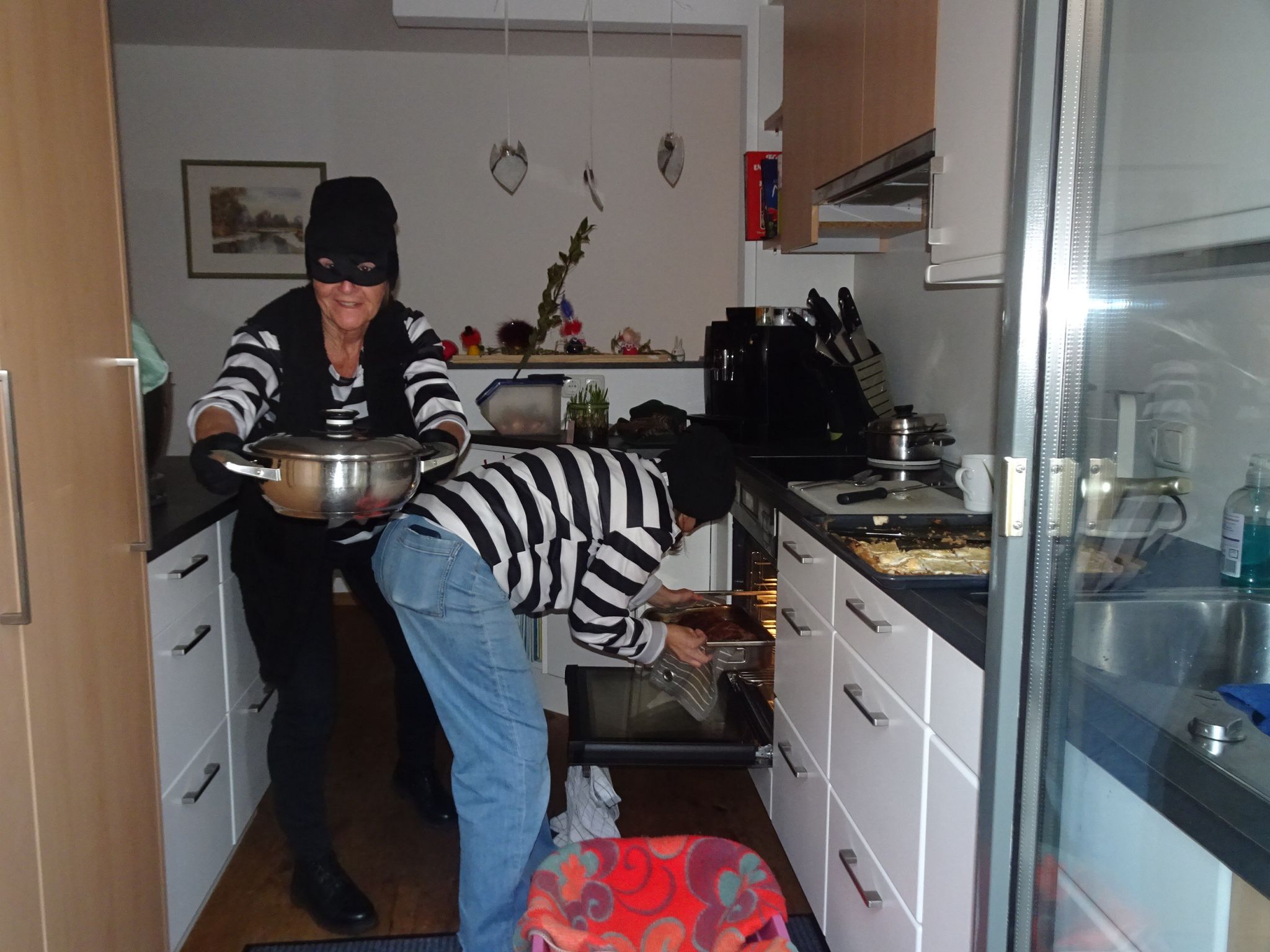 Da ist er ja! Schnell entnehmen die Diebinnen die Köstlichkeit aus dem Rohr.