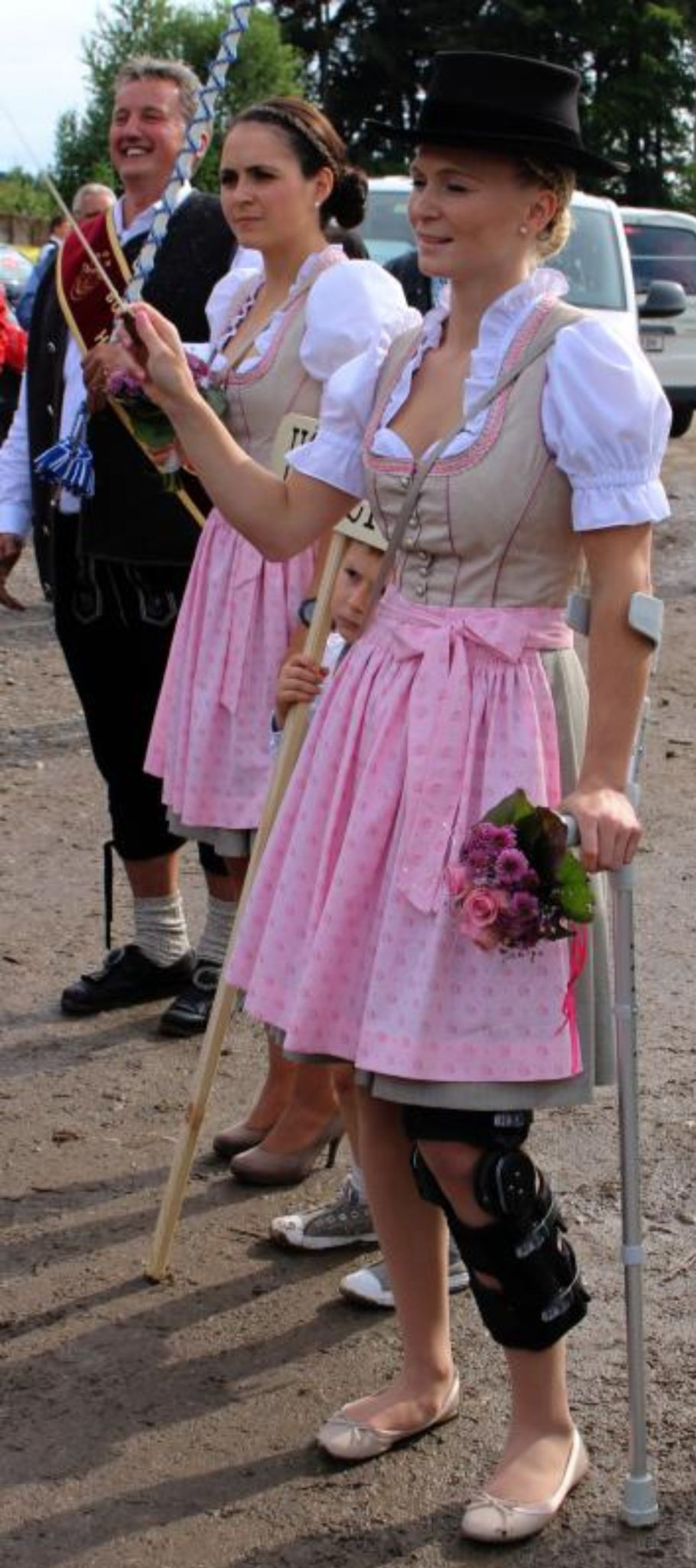 Ariane - im Bild dirigiert sie mit bandagiertem Knie und Krücken als Festdame beim Musikfest 2015 in Möggers die Musik - hat nie aufgegeben und Rückschläge mit Zuversicht überwunden. Jetzt wurde sie dafür belohnt.