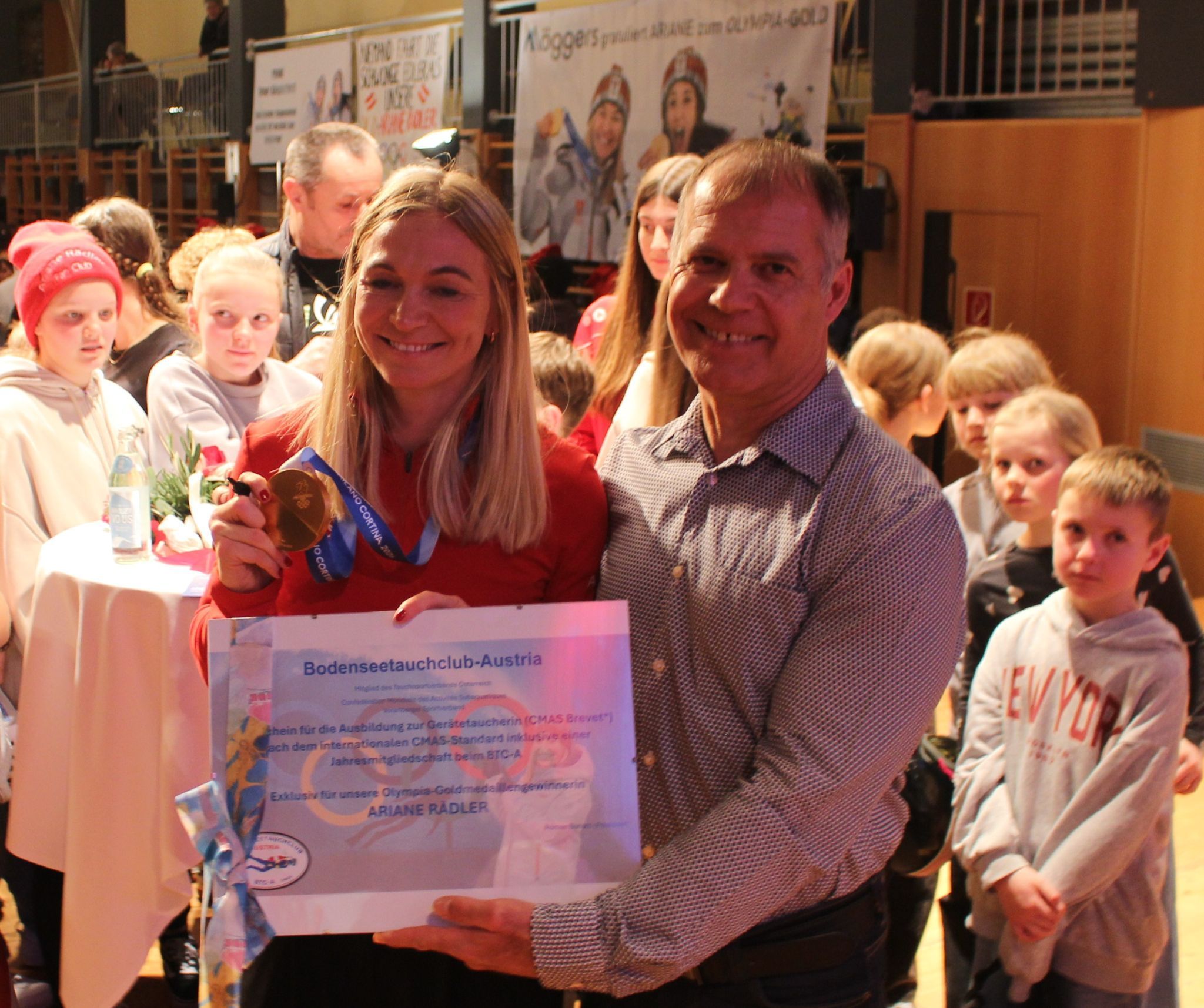 Markus Haider aus Möggers ist Mitglied beim Bodenseetauchclub und ließ es sich nicht nehmen Ariane mit einem Gutschein zu überraschen. Wohl eine Einladung zum Abtauchen, wenn der Olympiasiegerin der Stress einmal zu viel werden sollte . . .?