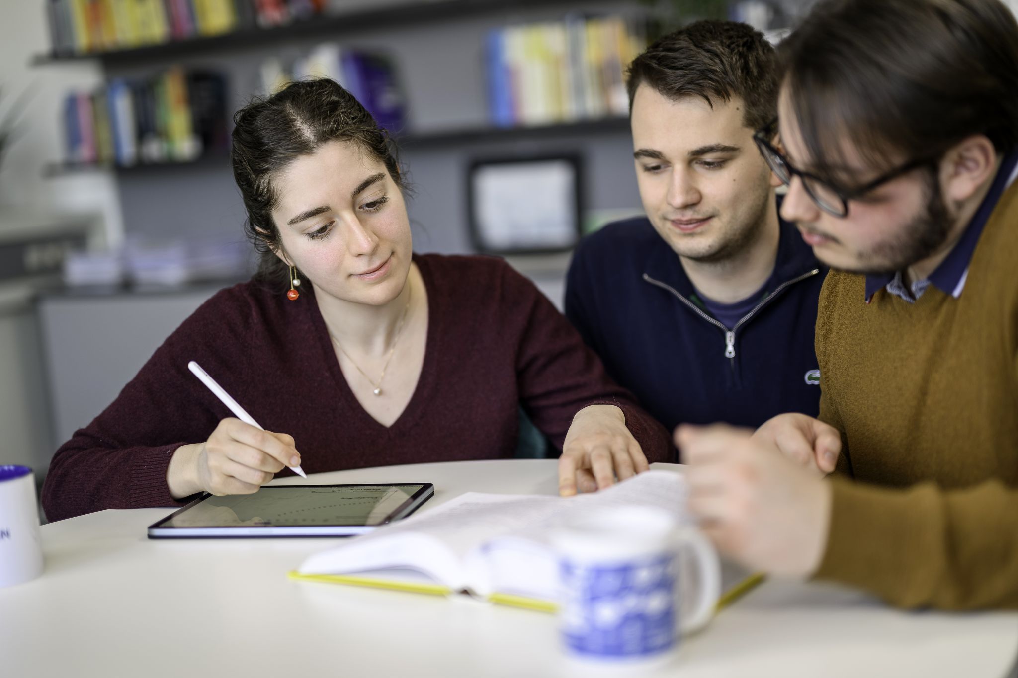Julian Jenny (Mitte) lernt gerne gemeinsam mit seinen Studienkollegen. @ Matthias Heisler