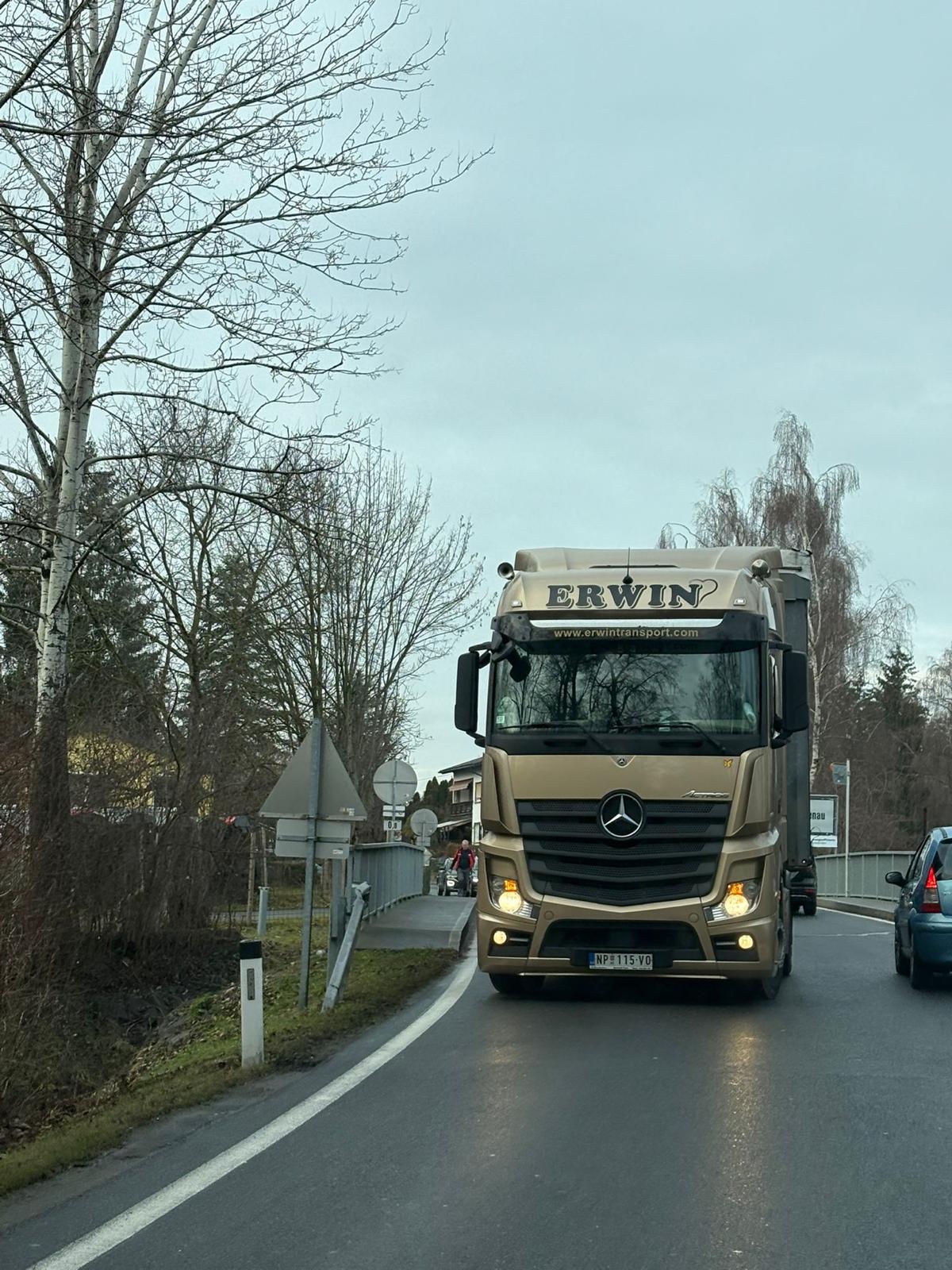 Die schmalen Straßen im Ried sind nicht für LKWs gemacht. (Quelle: Enrico)