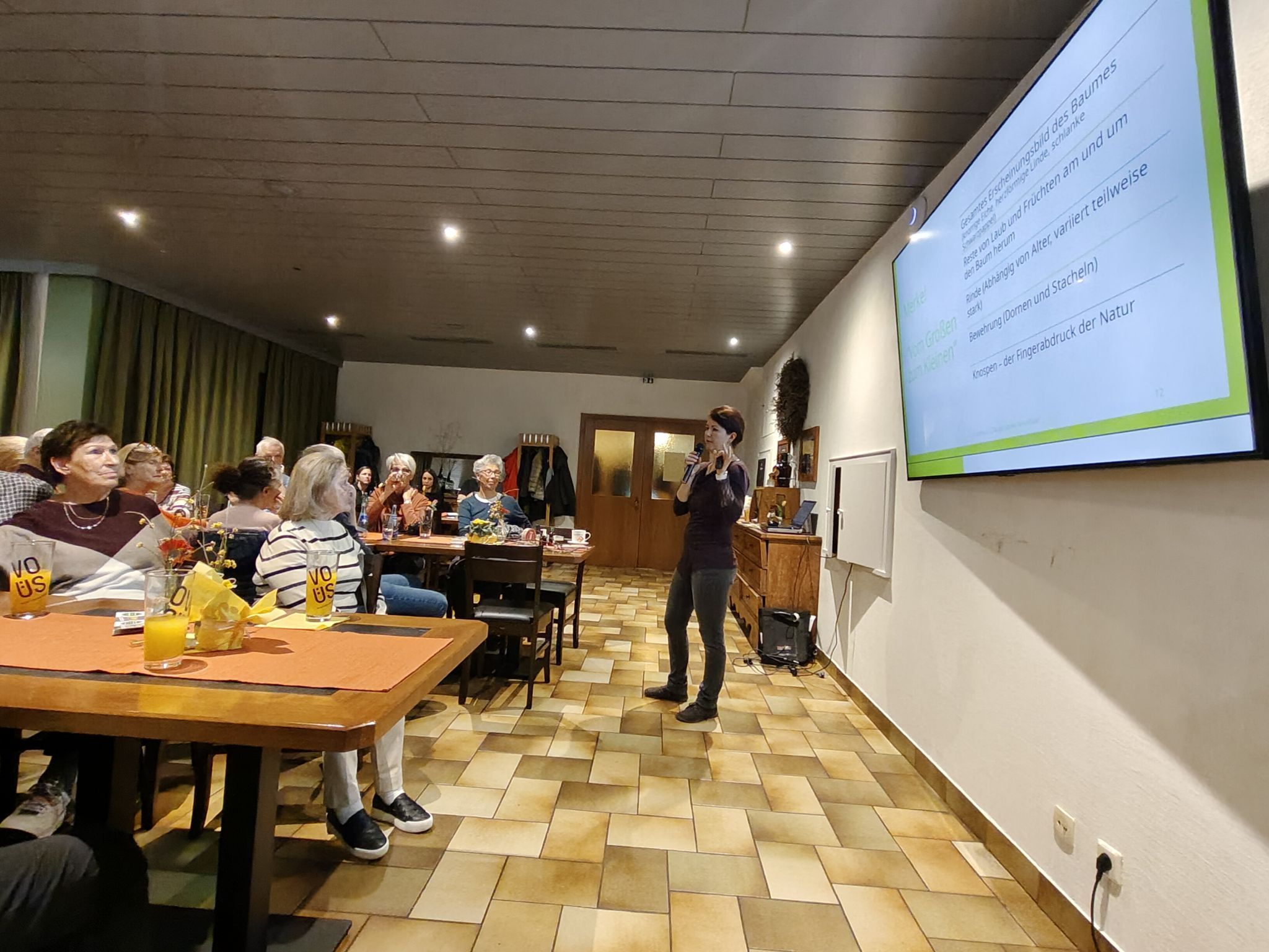 Referentin Claudia Tiefenthaler gewährte spannende Einblicke in die Welt der Gemmotherapie und die Kraft der Knospen.