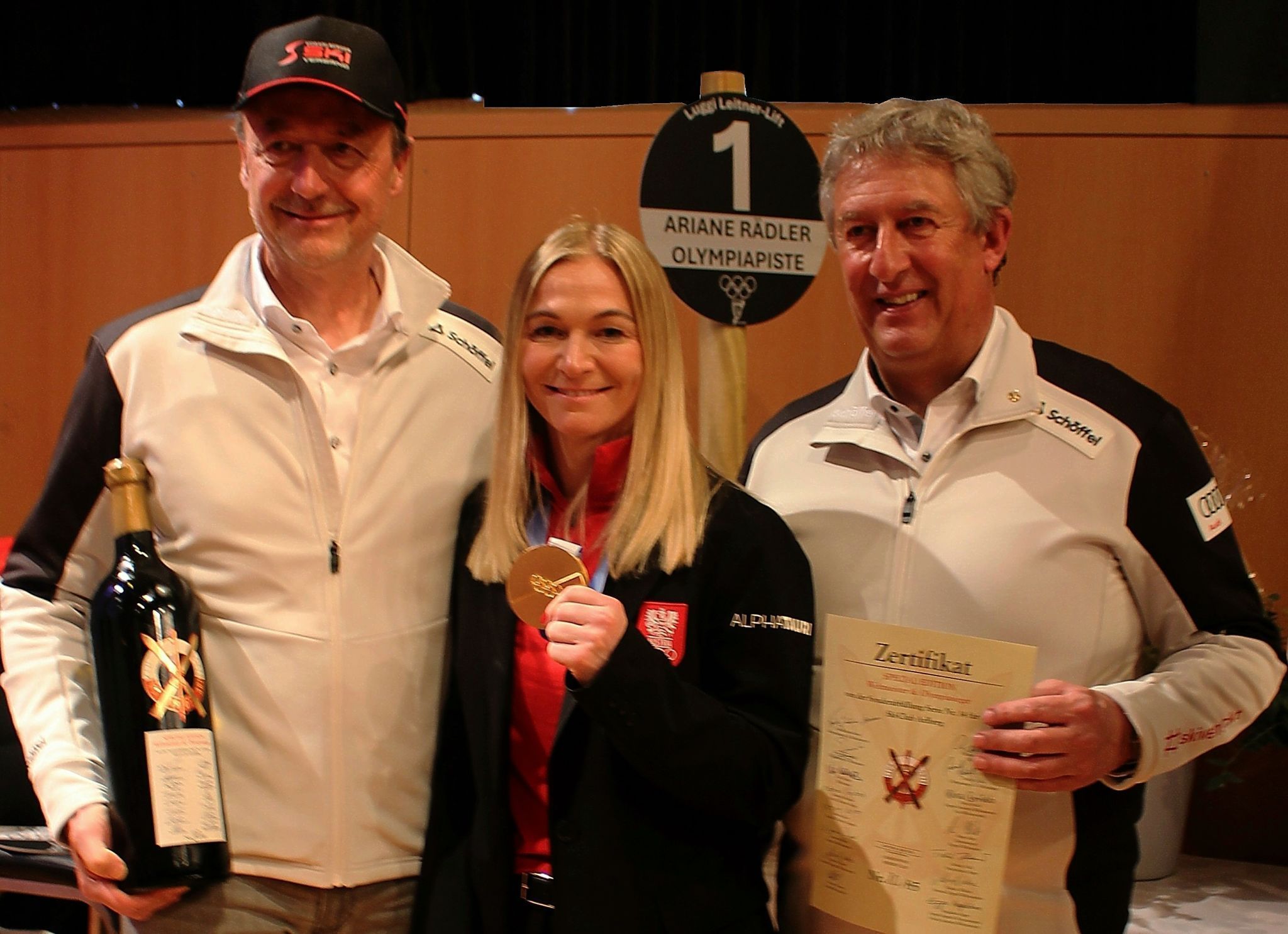  Auf 50 Flaschen ist der Olympia-Wein limitiert – eine dieser Flaschen hatten ÖSV-Vizepräsident Stefan Jochum und VSV-Präsident Peter Scrivener für Ariane nach Möggers mitgebracht.