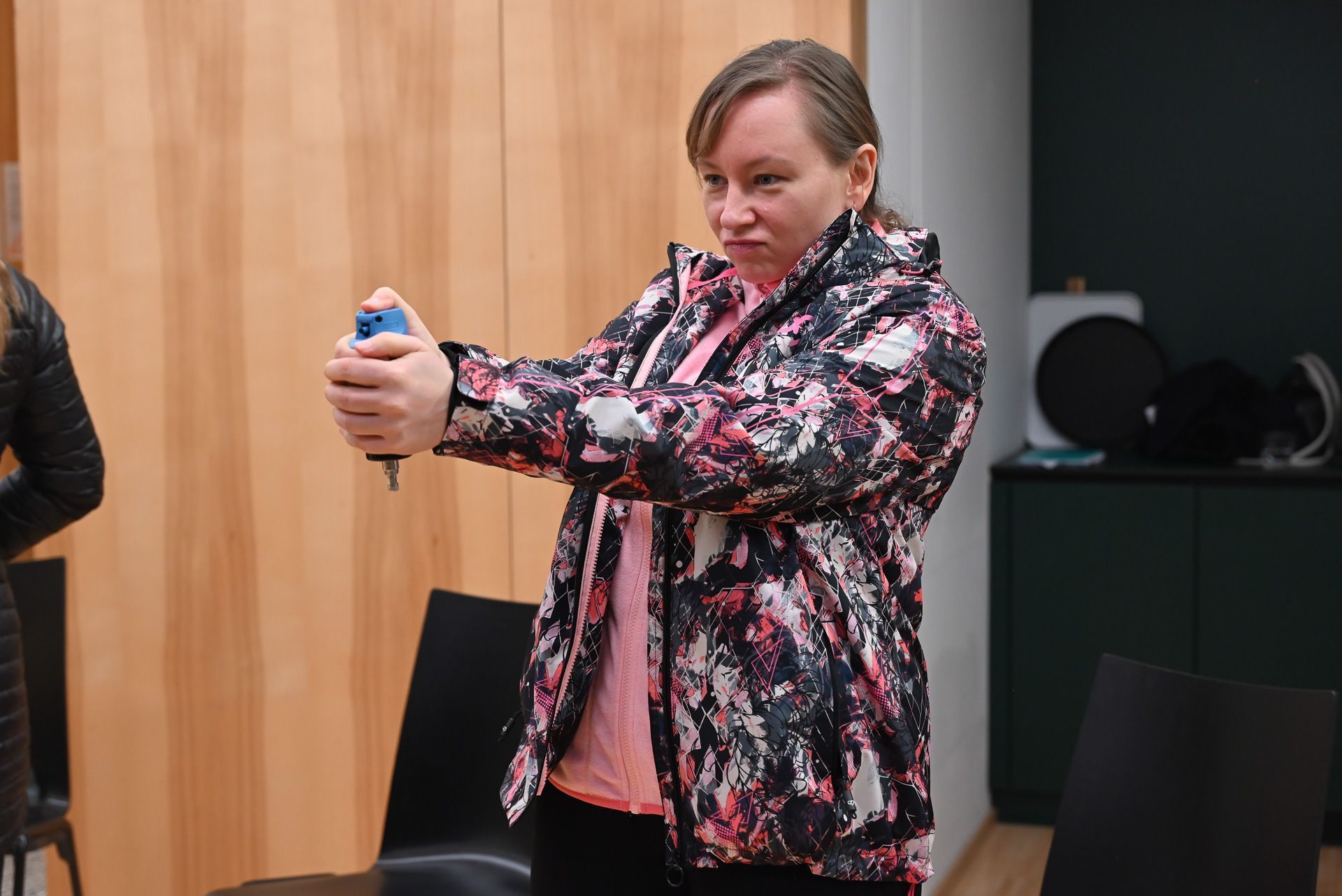 Die Teilnehmerinnen lernten die richtige Handhabung und wie sie auf den Angreifer zielen müssen.