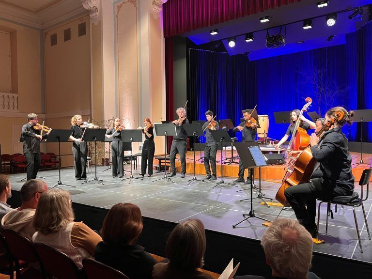 Begeisterung, Neugier und große Stimmen