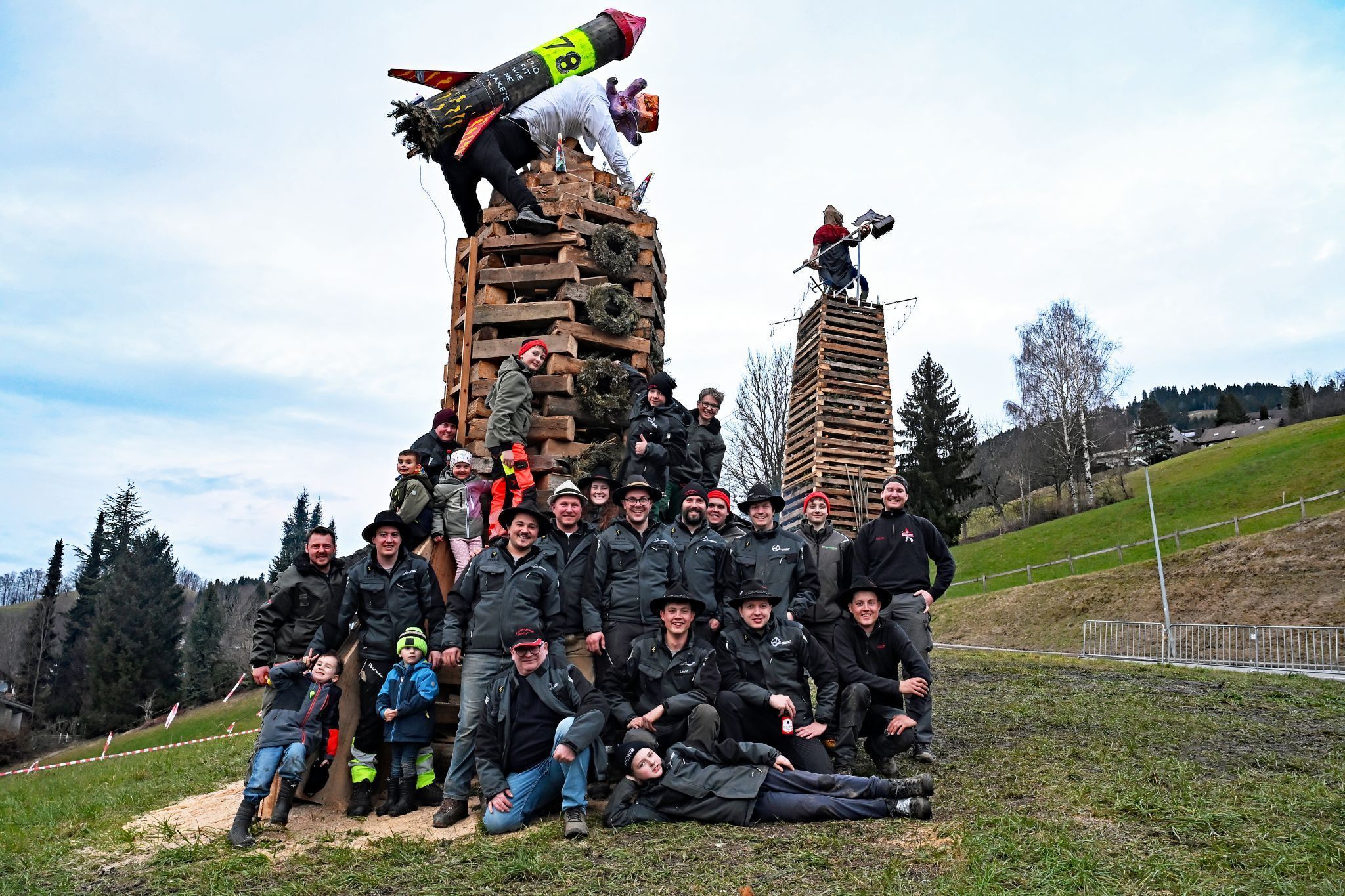 Die Mitglieder der Funkenzunft Oberdorf vor ihrem Raketen-Funken in der Sandkurve – bereit für den Start in den Frühling.
