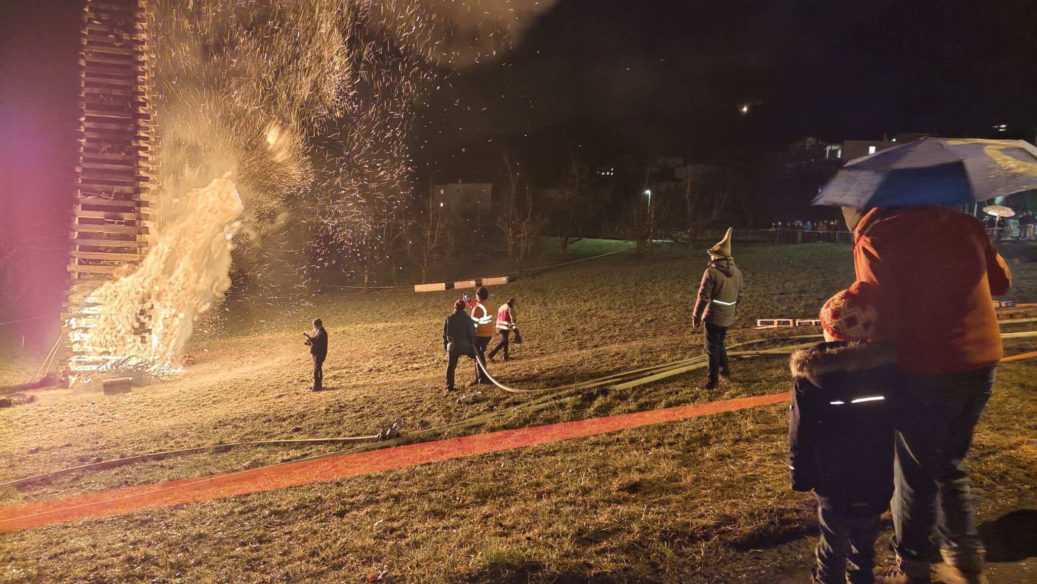Sicherheit ging vor: Widrige Winde machten den Funkenbauern zu schaffen.