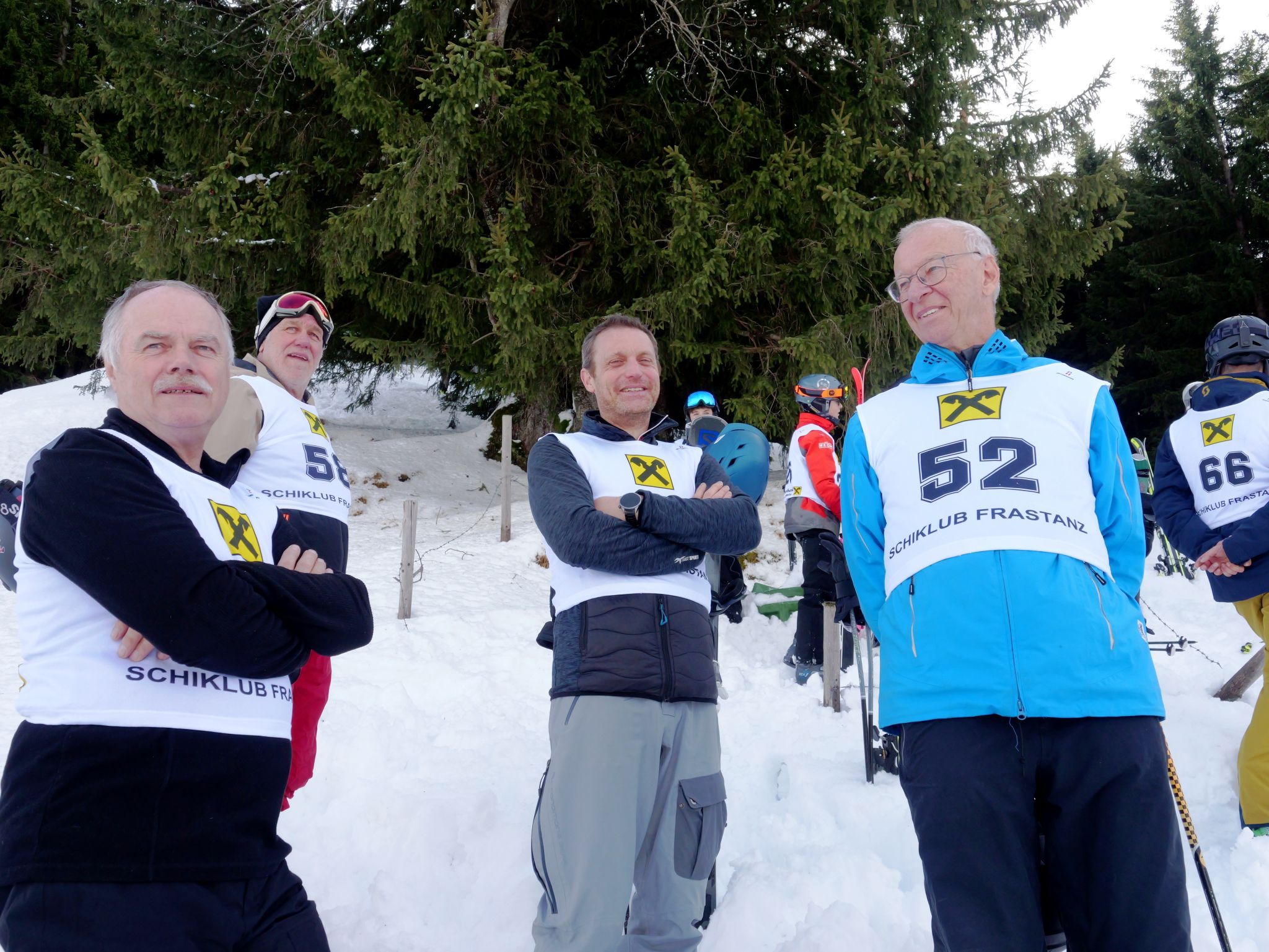 Toni Gabriel, Robert Schöch und Hubert Gstach verfolgen das Rennen am Start.