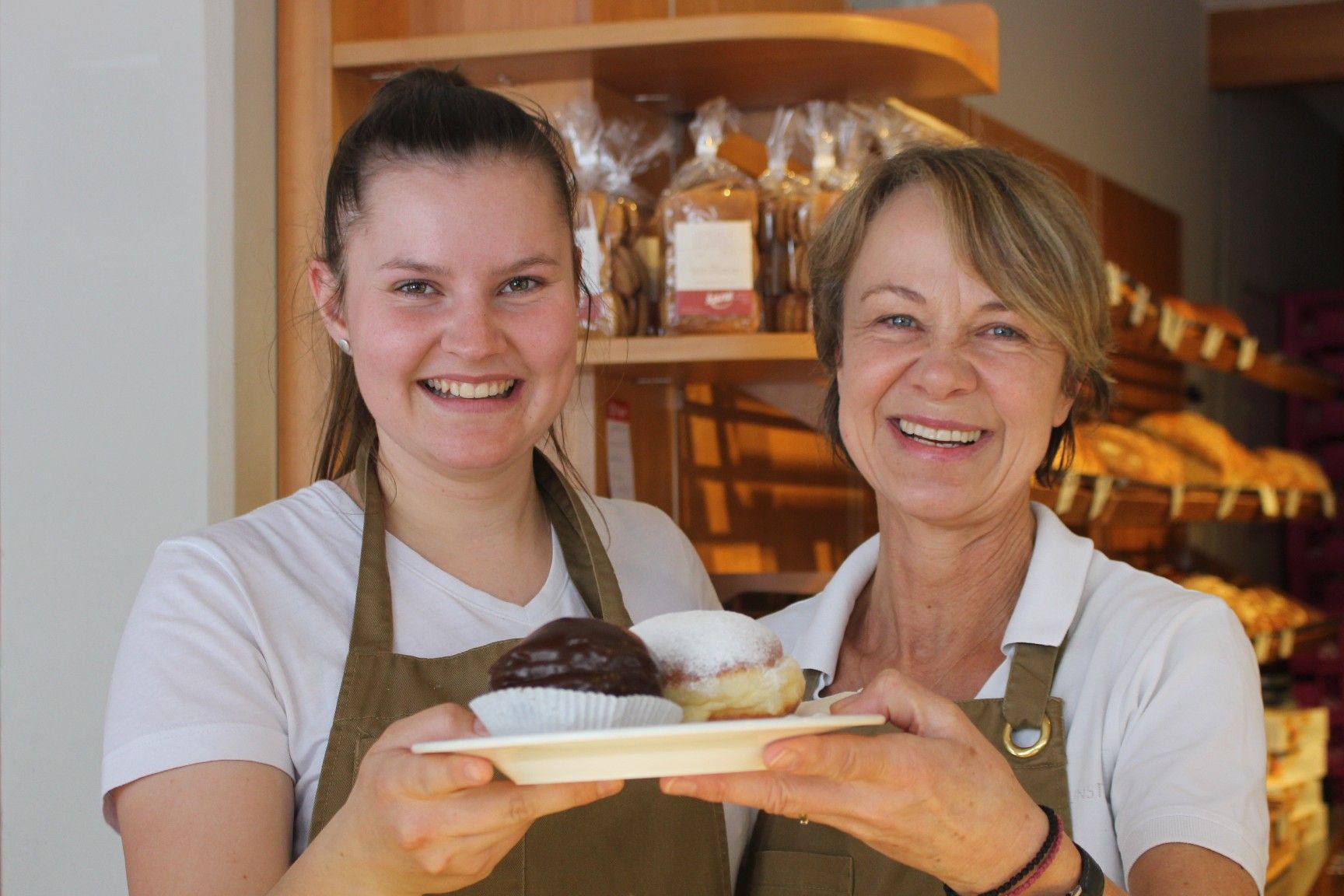 Senior-Chefin Helga und Bedienung Heike mit einer „süßen Versuchung“.   
