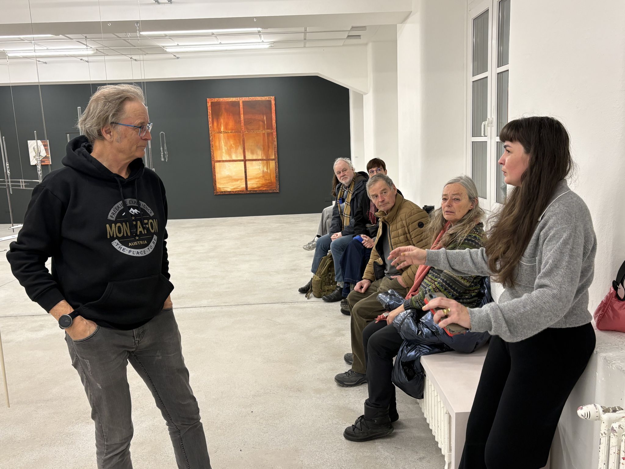 Der künstlerische Leiter des Kunstforum Montafon (KFM), Roland Haas, hier bei einer Führung durch die laufende Ausstellung 