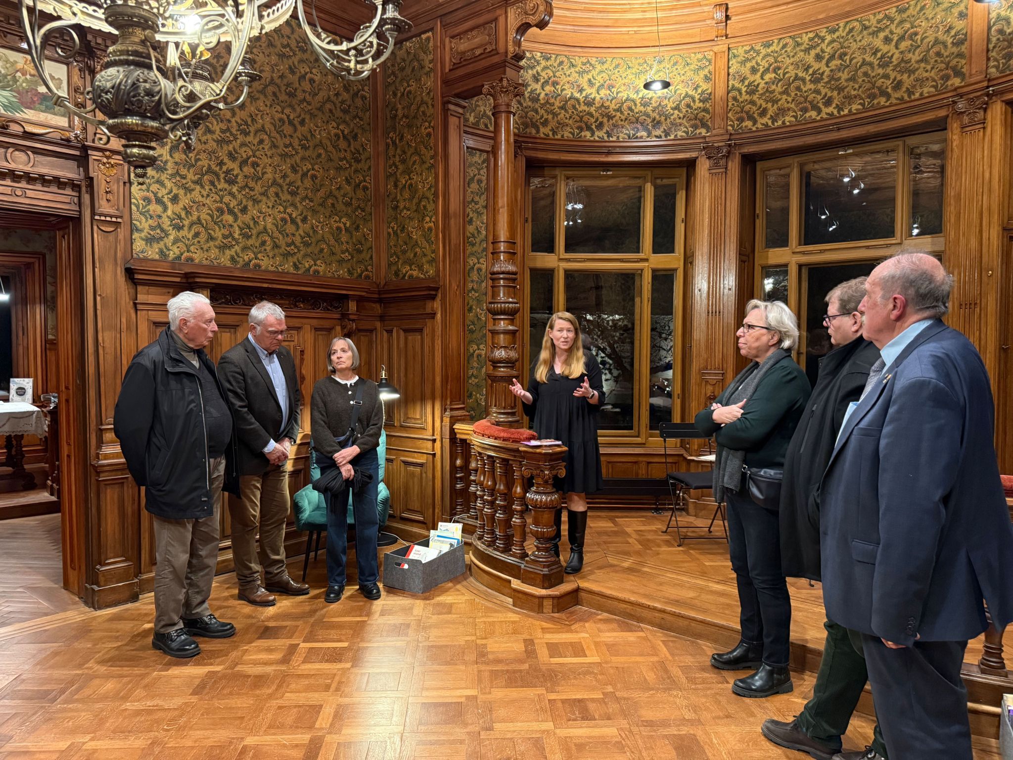 Frauke Kühne führte kompetent und motiviert durch das Literaturhaus.