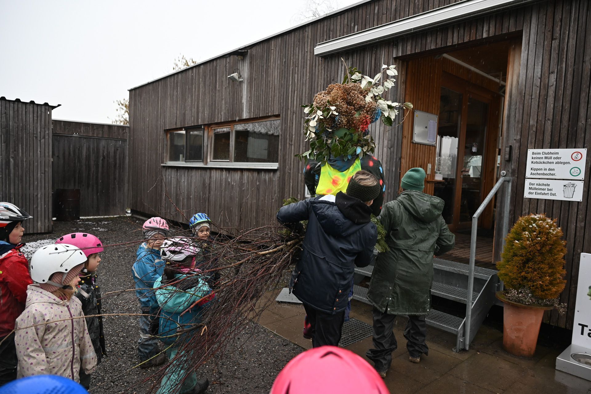 Vorsichtig wird die Hexe mitsamt Besen ins Trockene gebracht.