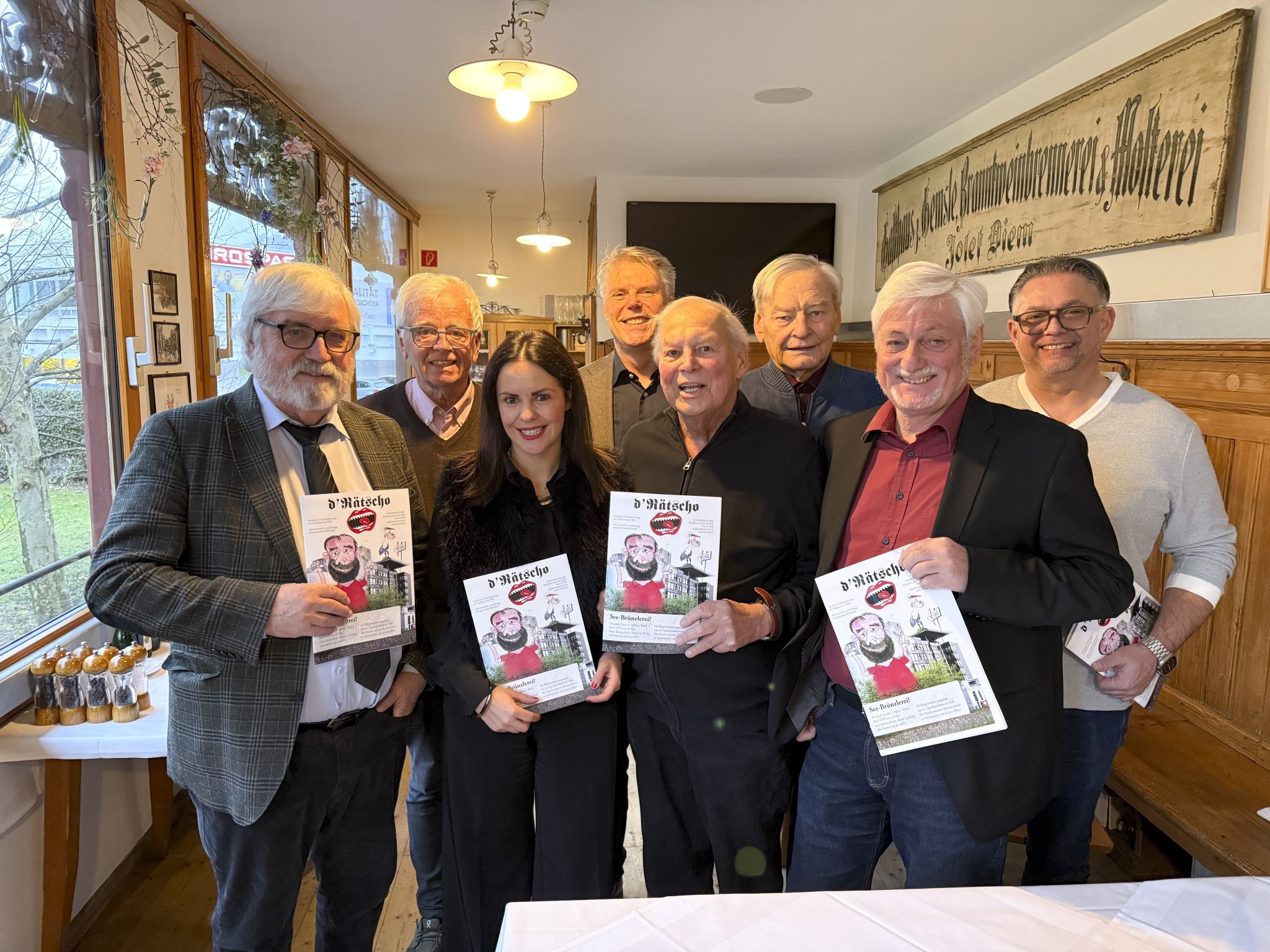 vl. Klaus Grubhofer, Martin Rhomberg, Charlotte Erhart, Werner Matt, Helmut Lecher, Heinz Rüf, Klaus Fessler und Marcus Raos mit ihrem aktuellen Werk