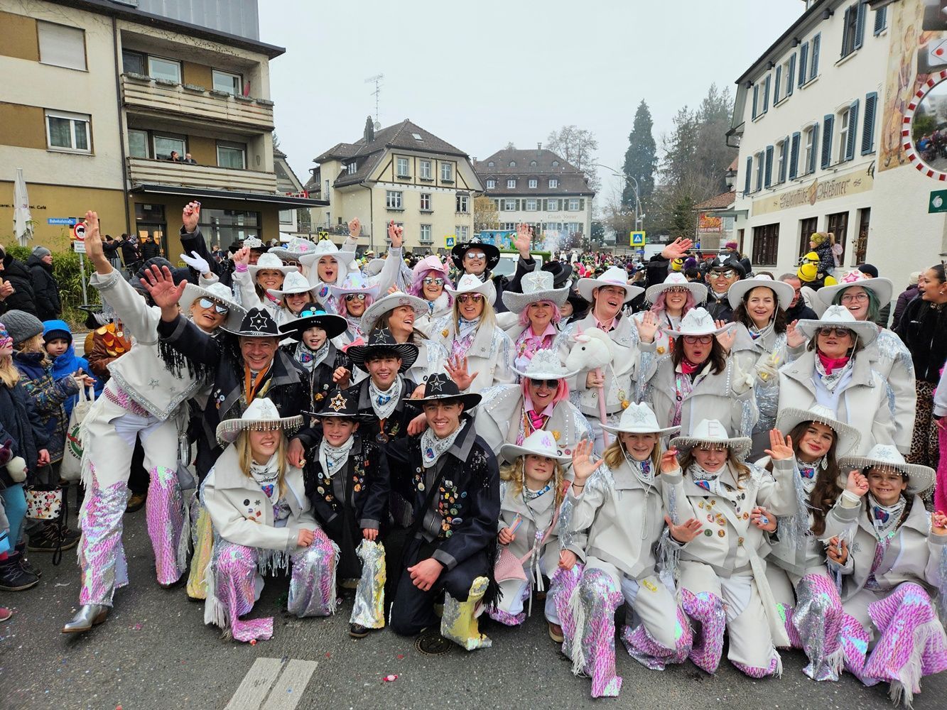 Auch die „Pipelines“ aus Bregenz als Cowboys 2.0 waren beim Lochauer Faschingsumzug wieder mit dabei. Sie feiern stolze 25 Narrenjahre.