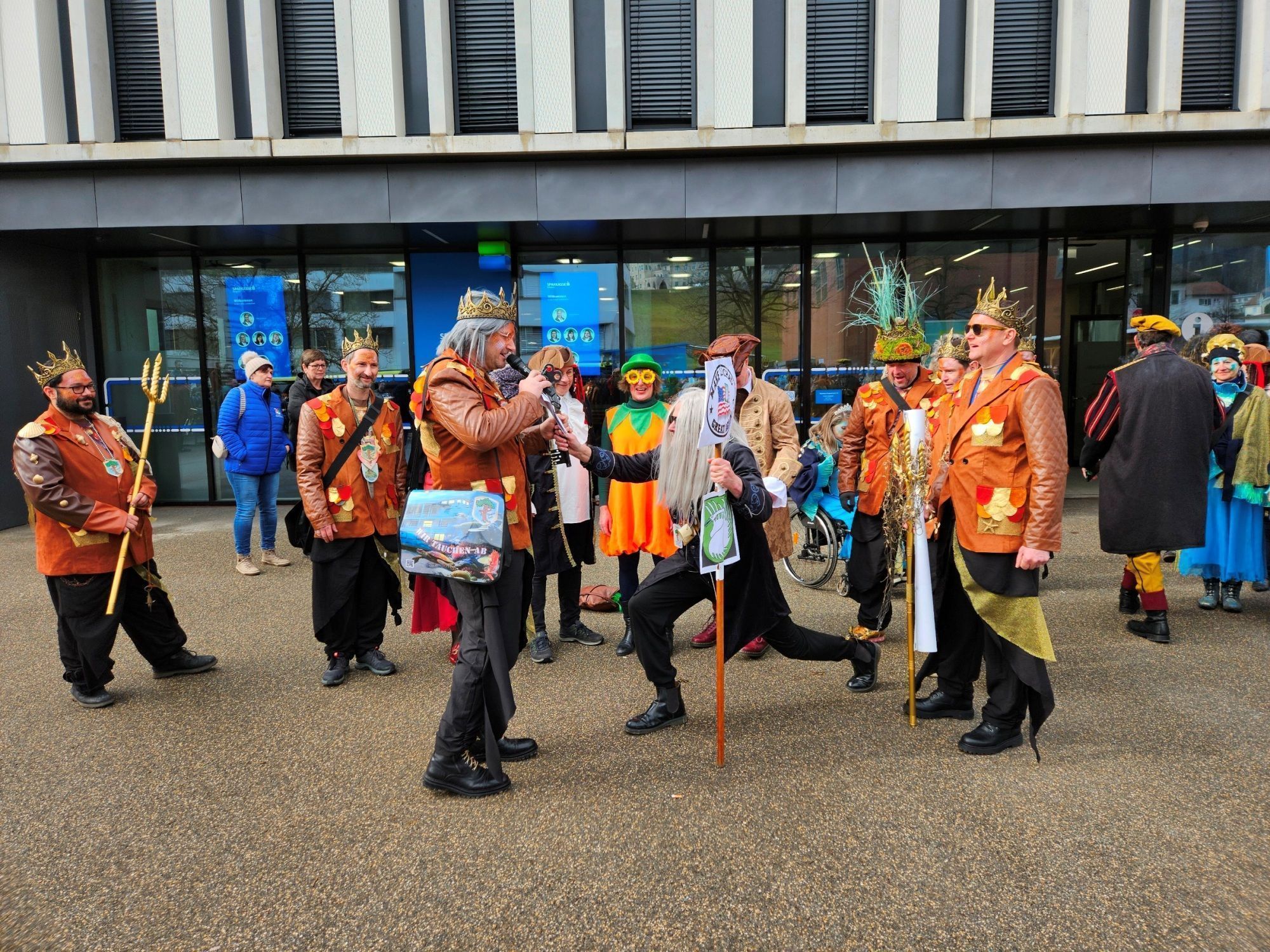 Bilder von der närrischen Machtübernahme mit „Bürgermeister-Absetzung“ in Lochau. (Bildergalerie)