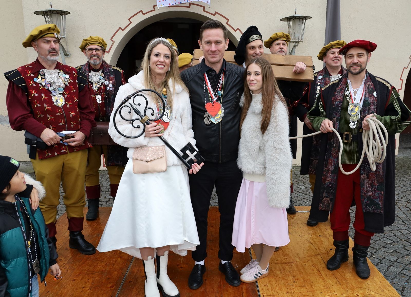 Gemeindeschlüssel und Gemeindegeschäfte in Hand von Prinzessin Tanja, Prinz Oliver und Infantin Alisa