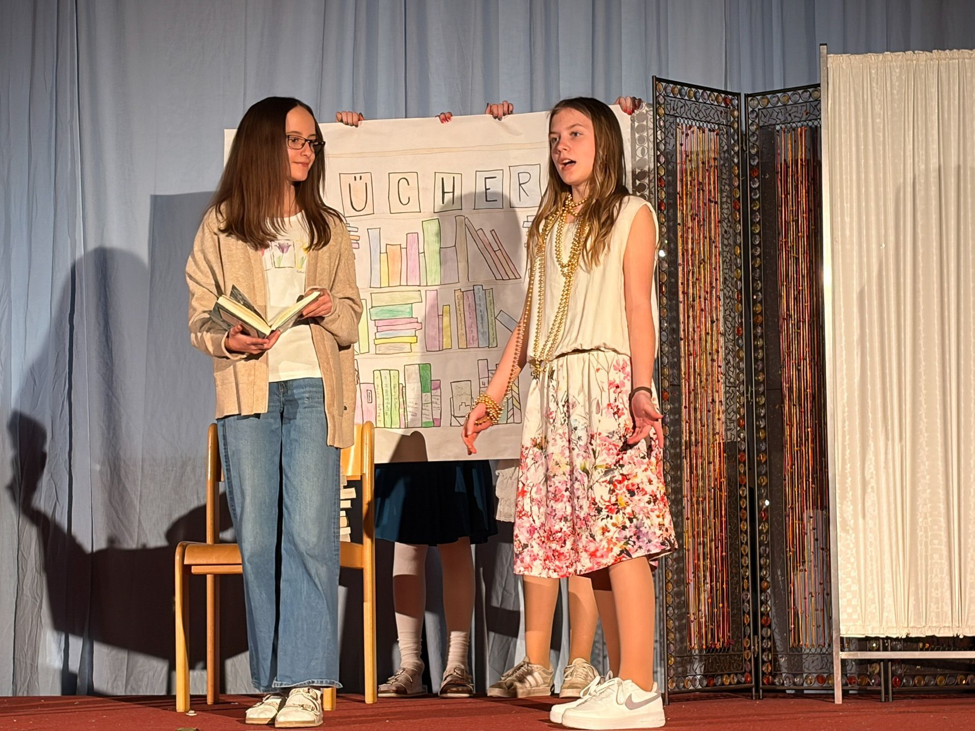 Athene (rechts) erklärte, dass die Menschen schlau sein können, wenn sie nur wollen. 