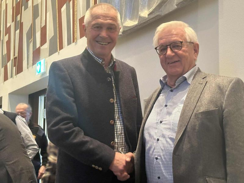 Franz Abbrederis (r.) mit seinem Nachfolger Johann Hauser.