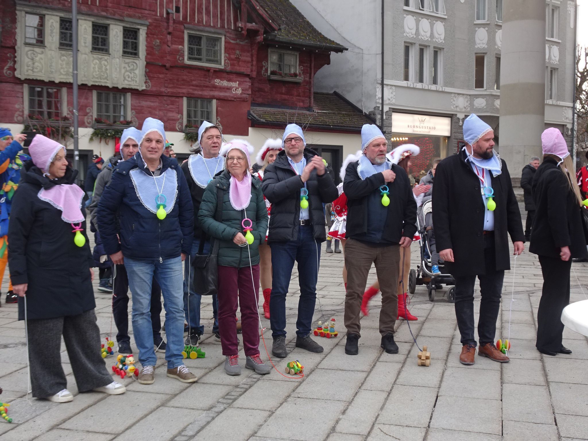 Der gesamte Stadtrat wurde kurzerhand als Babys verkleidet.