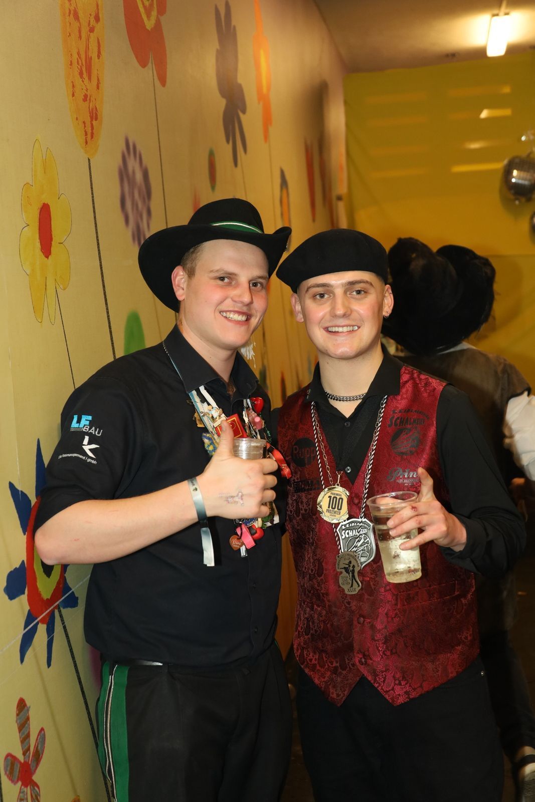 Fabio (li) von den Lauteracher Schalmein und Constantin (re) von den Leiblachtaler Schalmeien beim Fachgespräch