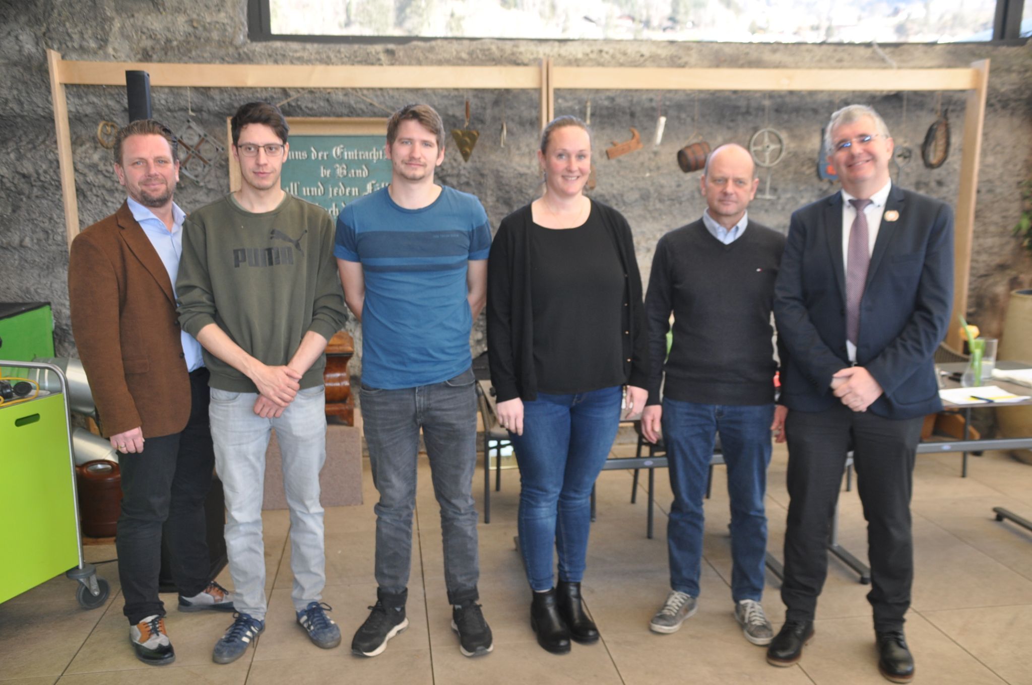 THÜRINGEN Sie sind nicht mehr nur Handwerkverbände, sondern auch soziale Netzwerke mit strengen Regeln und tragen den Geist der alten Zünfte fort. Sie bewahren ihre Traditionen und deren Symbole, wie die Zunftzeichen oder die Zunfttruhe, sie haben aber auch weiterhin Einfluss auf Handwerk und Kultur. Der heurige Zunfttag, immerhin schon der 395., begann mit dem gemeinsamen Gang unter der Zunftfahne zur St. Anna Kirche in Thüringen und der Zunftmesse, gefeiert von Pfr. Jodok Müller, der in seiner Ansprache den Sinn und die Bedeutung der Handwerkszünfte unterstrich. Die Handwerkerzunft Oberer Walgau zählt immerhin zu den ältesten Vereinen in Vorarlberg und dabei weist die Zahl 395 schon auf die in fünf Jahren stattfindende 400 Jahrfeier hin. Der offizielle Teil dieses Tages fand dann im Restaurant Blu-Thu statt, Zunftmeister Christian Heim begrüßte die anwesenden Mitglieder und Gäste, bei der folgenden Gedenkminute gedachte man der verstorbenen Mitglieder des letzten Jahres. Berichte des Zunftmeisters, wie immer sehr humorvoll, des Schriftführers Martin Küng und des Kassiers Markus Hartmann folgten. Auch die Aufnahme von drei neuen Zunftmitgliedern wie Landschaftsgärtnermeisterin Anna-Kathrina Hammerer, Tischlermeister Lukas Tschann und Tischlermeister Elias Müller beweist die Wichtigkeit und Lebendigkeit dieser Zunft, Bmst Karl Hänsler wurde für seine 50jährige Mitgliedschaft geehrt. Nach der Entlastung des Vorstandes durch die Kassaprüfer, begrüßte auch BM Harald Witwer im Namen der Blumenegger Bürgermeisterin und Bürgermeister die anwesenden Zunftmitglieder, er betonte auch wie wichtige die Zunft noch heute ist und lobte den damit verbundenen Austausch. Bmst Roland Köfler berichtete dann über die Atlantiküberquerung mit einem von Zunftmitglied Installateur Peter Küng in 10jähriger Arbeit gebautem Atlantiksegler. Der Vormittag endete mit dem gemeinschaftlichen Mittagessen, anschließend ging es zu einer Betriebsbesichtigung bei der Firma Müroll, dem einzigen österreichischen Hersteller von Klebebändern und Papierrollen. HAB