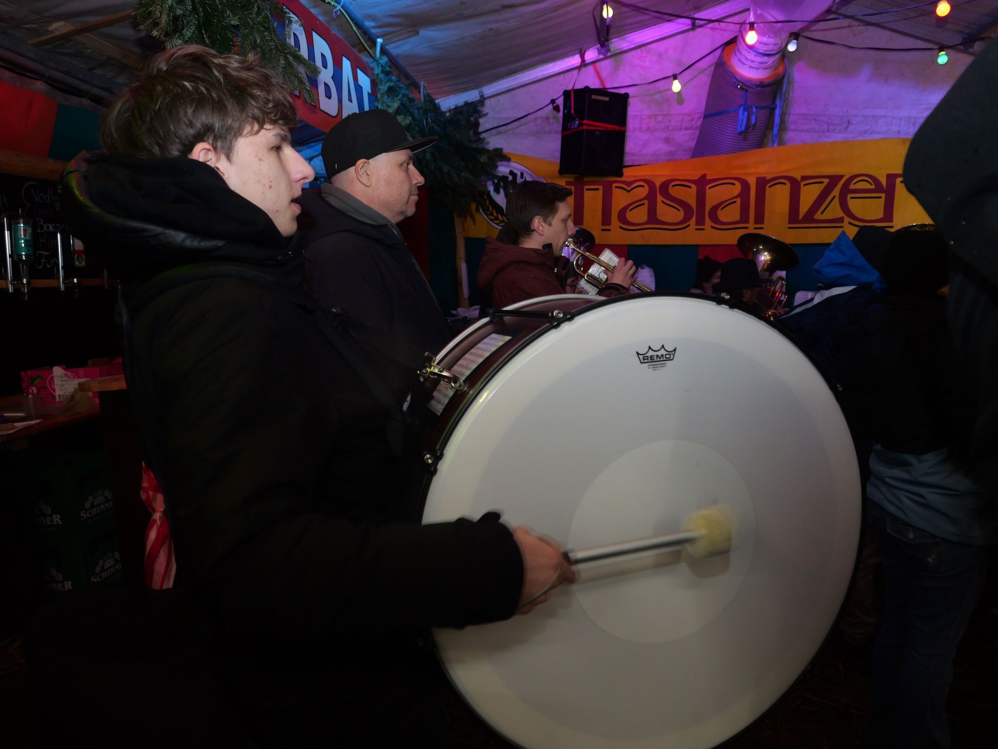 Pauken und Trompeten im Zelt, während draußen der Regen fällt.