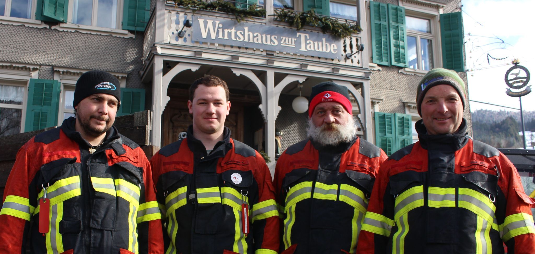 Da schien noch die Sonne, doch als es später nass wurde, galt die Devise: Regnet es zu sehr, ruft man halt die Feuerwehr.