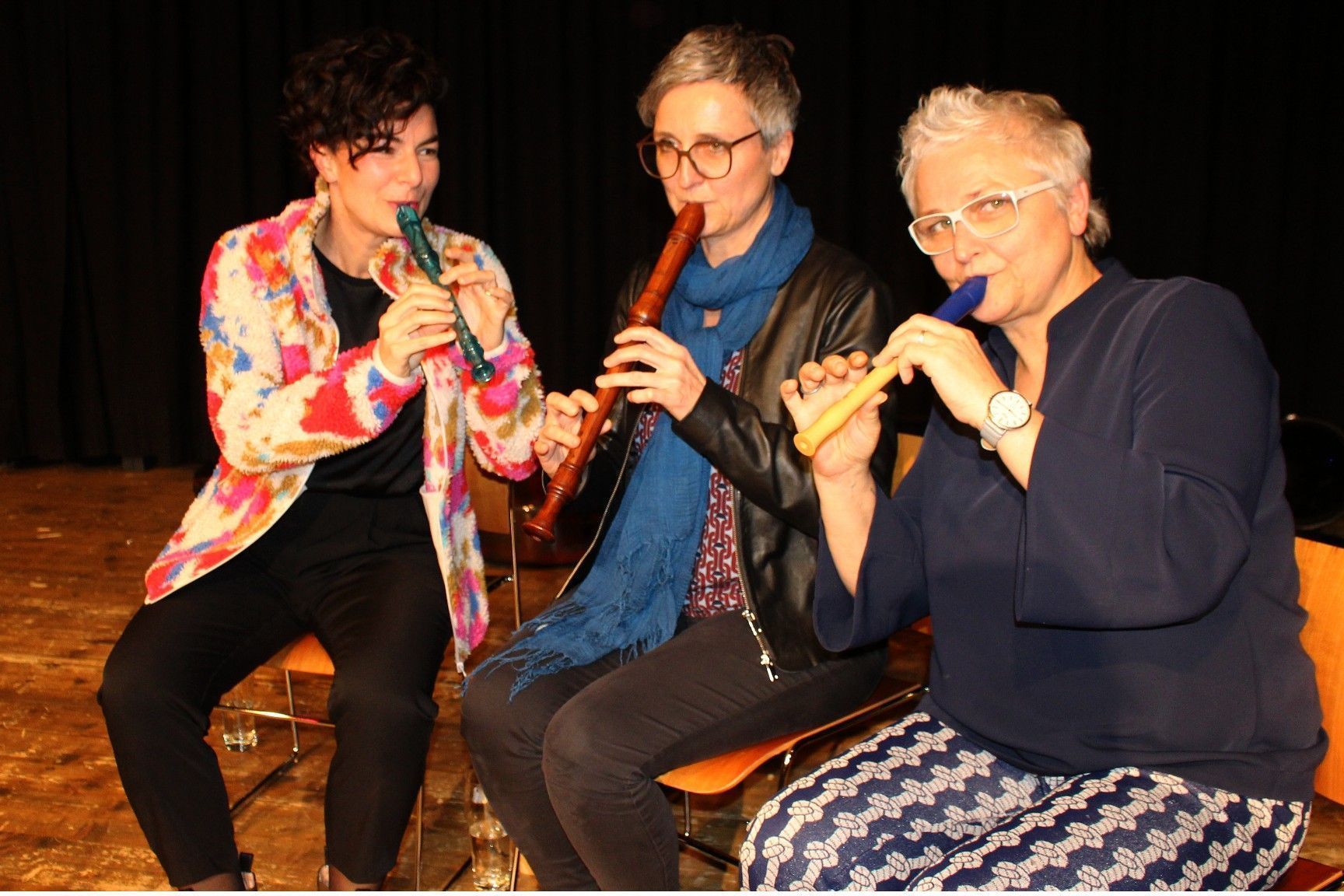 Da schau her – jetzt zieht das Trio andere Saiten auf und geht flöten . . .