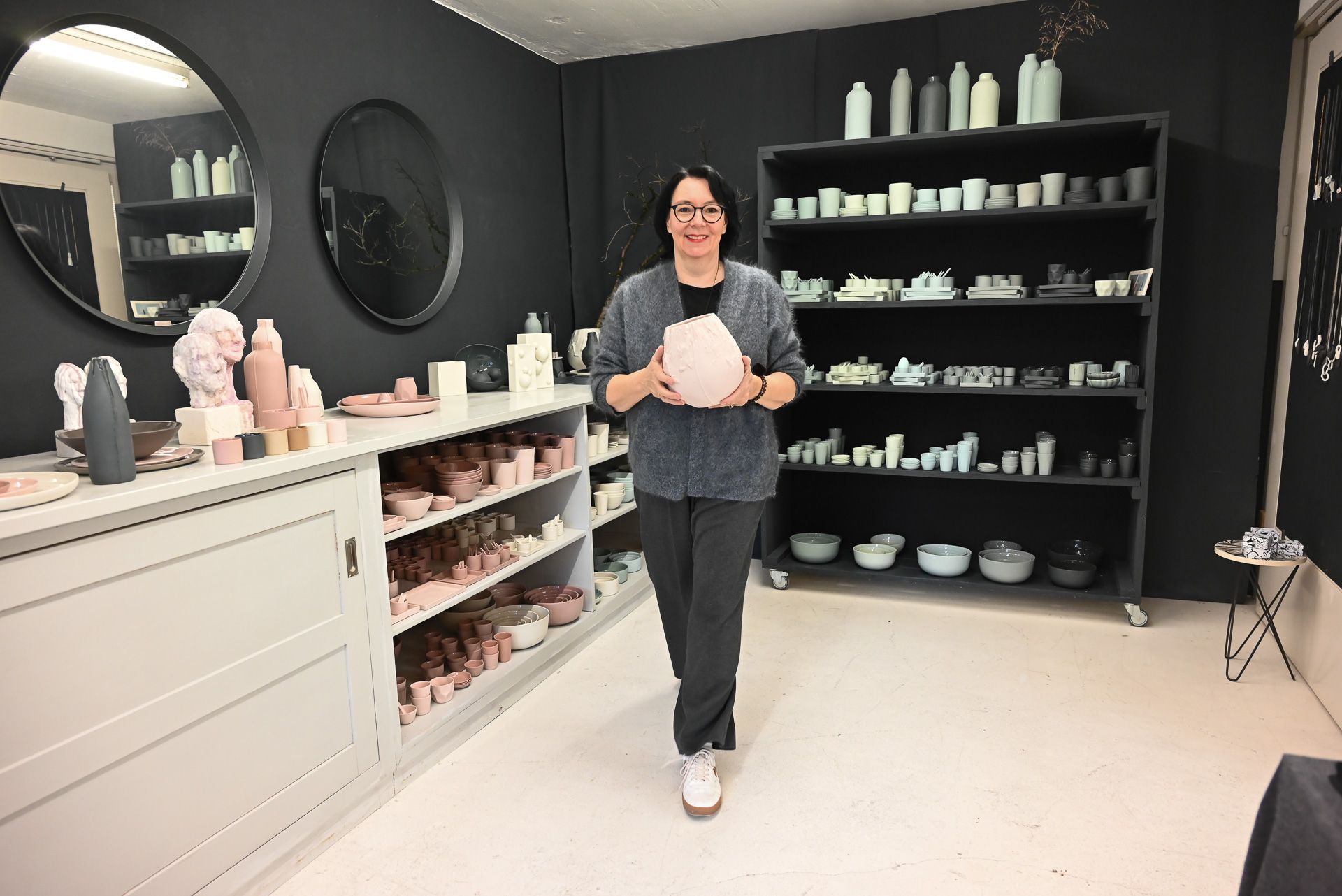 Patsy Grabher-Fenkart betreibt ihre eigene Porzellan Manufaktur in Lustenau.