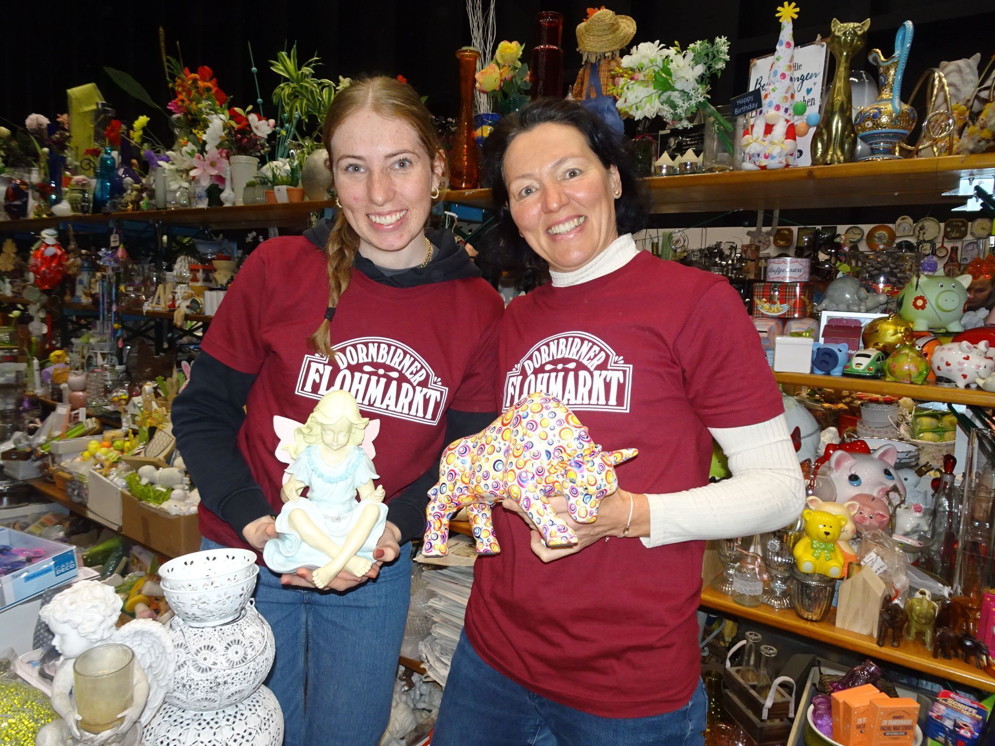 Lisa und Mama Marlies Feuerstein waren wieder bei den Deko-Artikeln im Einsatz und ließen die Flohmarkt-Kassa klingeln 