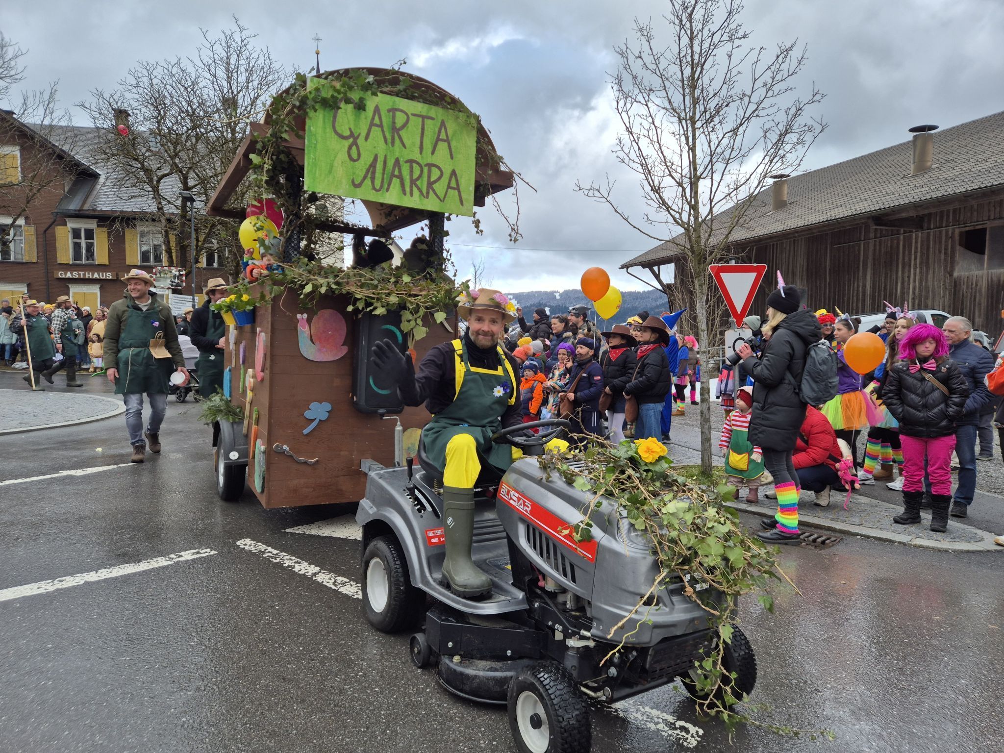 Faschingsdienstag 17. Februar 2026 zog der erste Faschingsumzug in Langen bei Bregenz durch das Dorf (Bildergalerie)