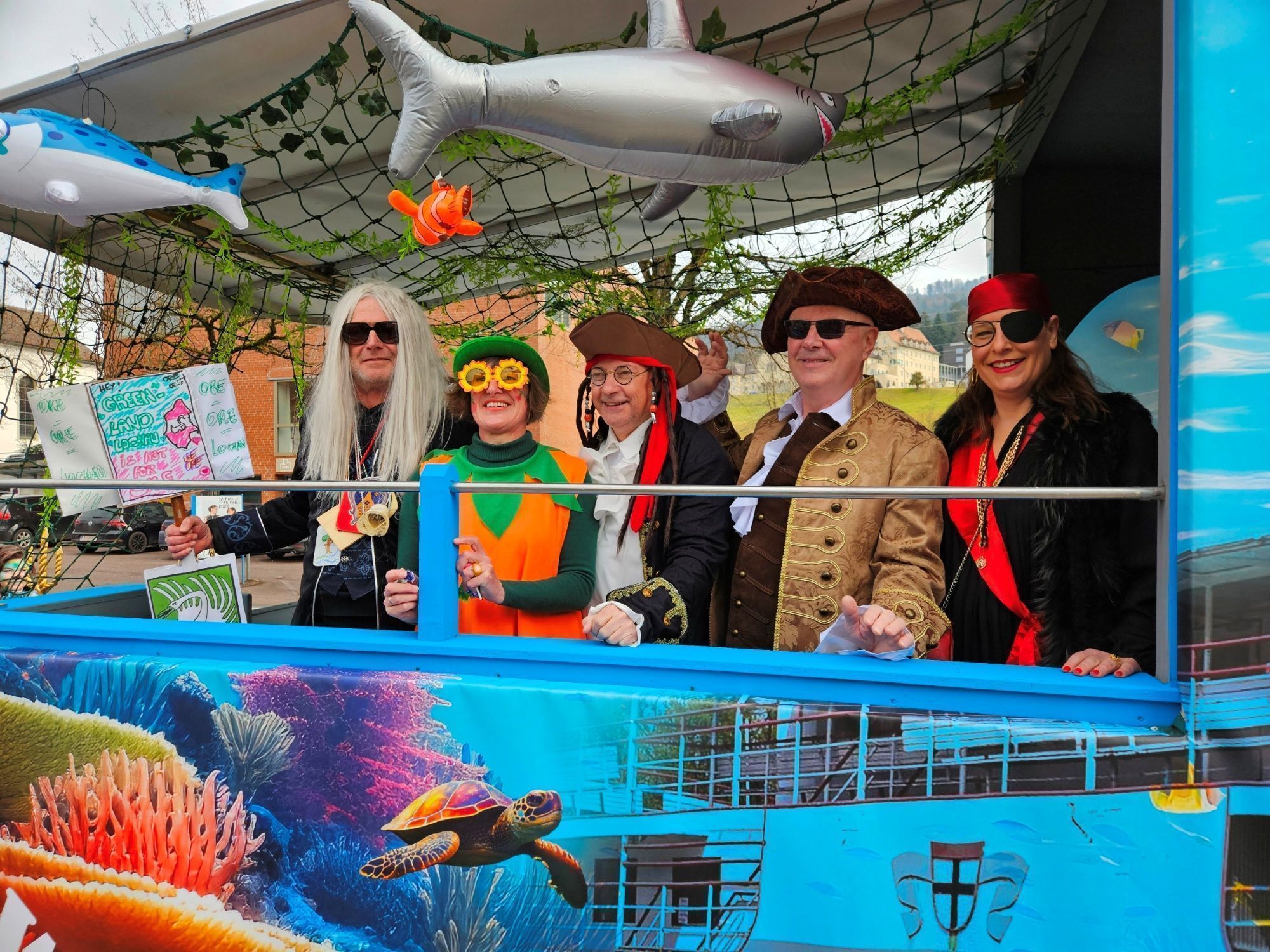 Nach der närrischen Erstürmung des Gemeindeamtes erfolgte auf dem neuen „Bäumler City“-Faschingswagen die Überstellung des entmachteten Gemeindepolitiker in die Festhalle.