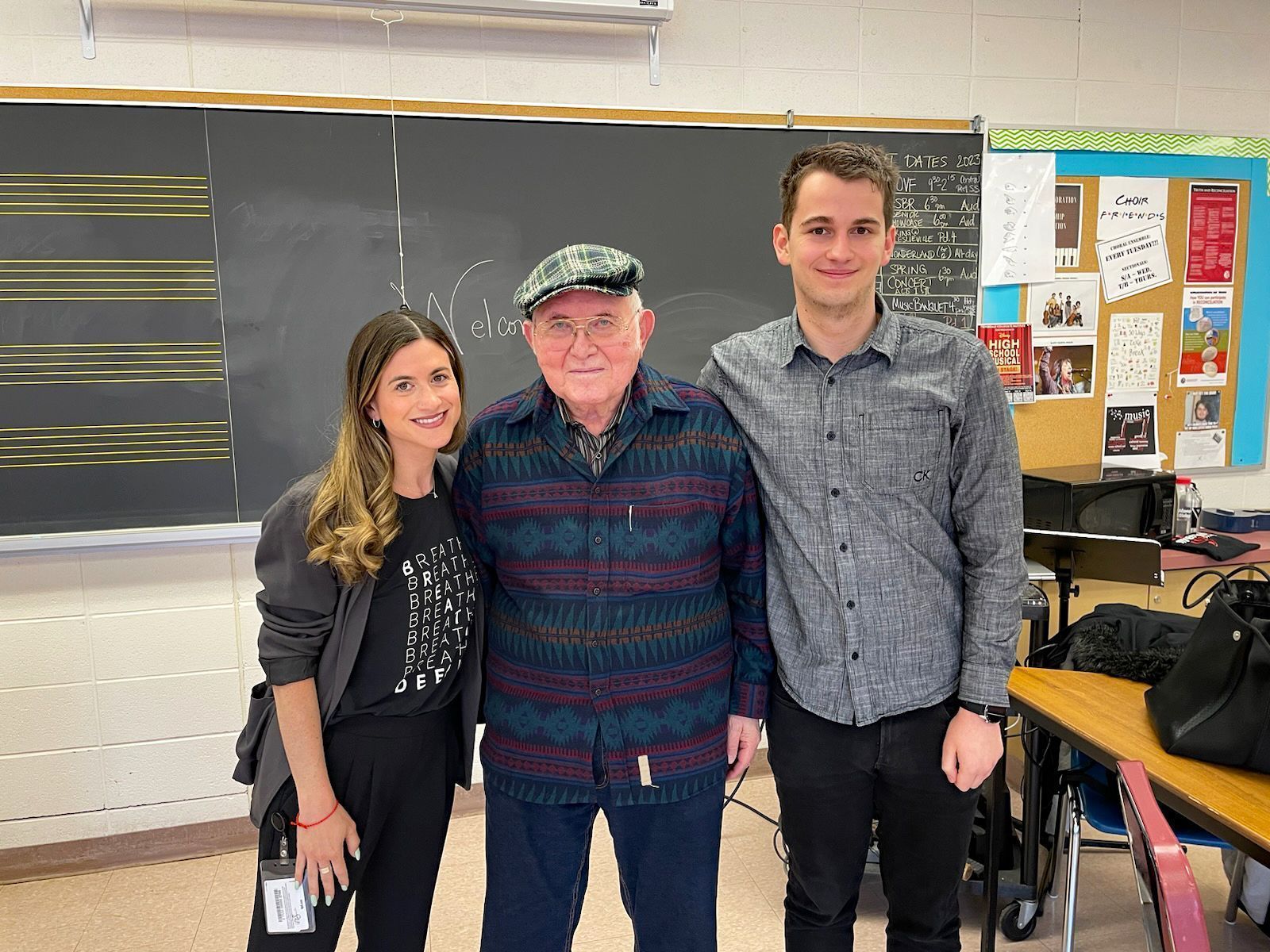 Während seines Gedenkdienstes bei der Azrieli Foundation mit dem Holocaustüberlebenden Pinchas Gutter (Mitte). @privat