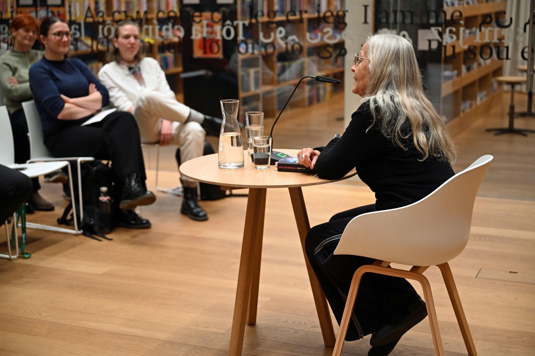 Mit der Lesung der Krimiautorin Edith Kneifl wurde der Startschuss gegeben für den „Mörderischen Bezirk“.