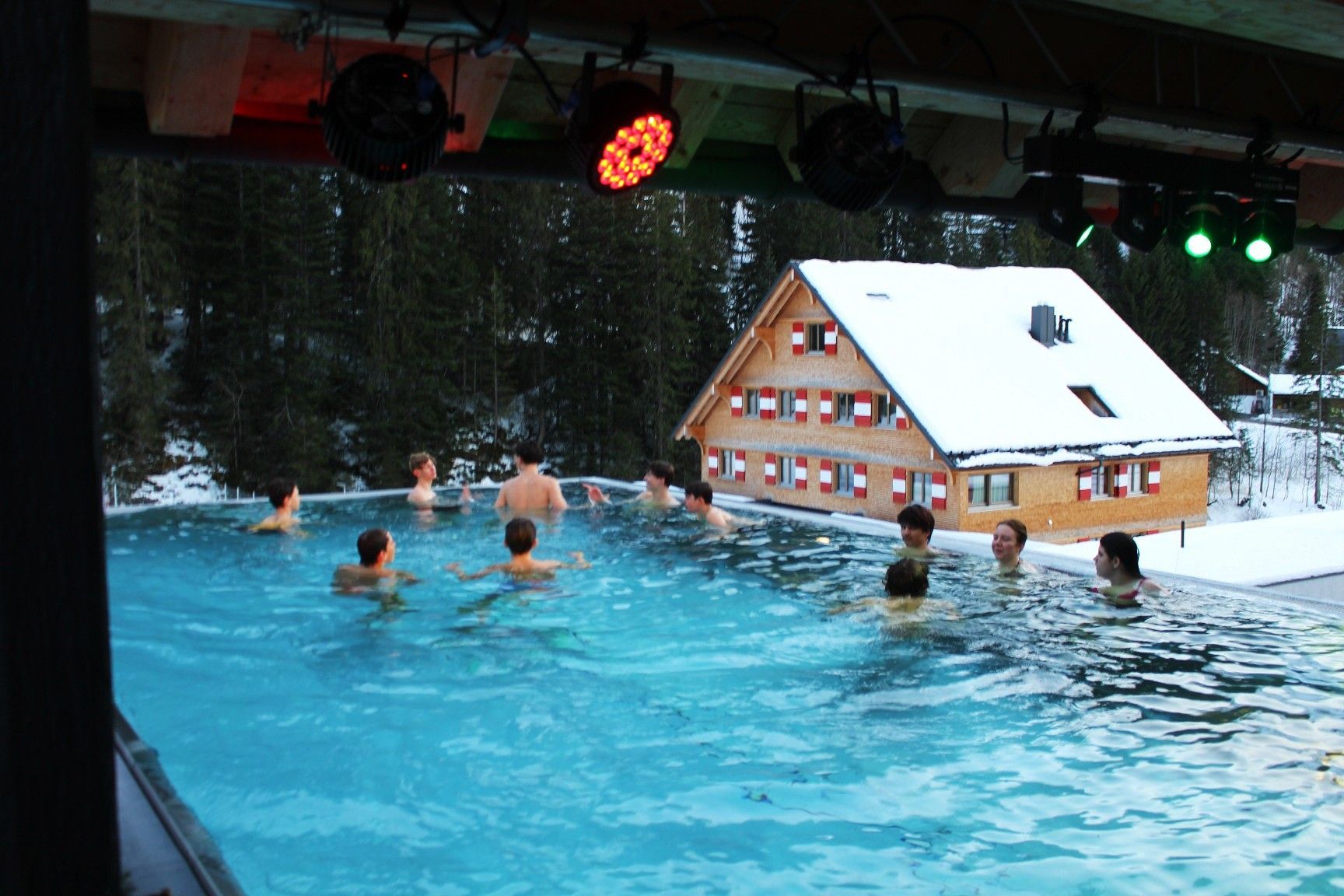 Ein cooles Vergnügen – der Outdoor-Pool des Schröckener Berghauses mit Blick auf den Eissportplatz.