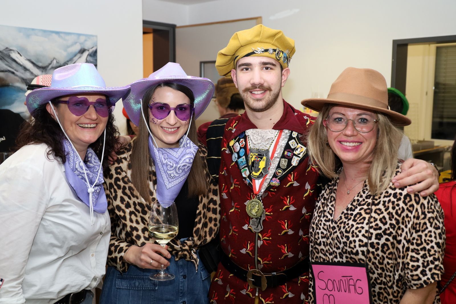 Ritter Jan von den Hörbranzer Raubrittern mit Kaffeekränzchenbesuchern in Eichenberg