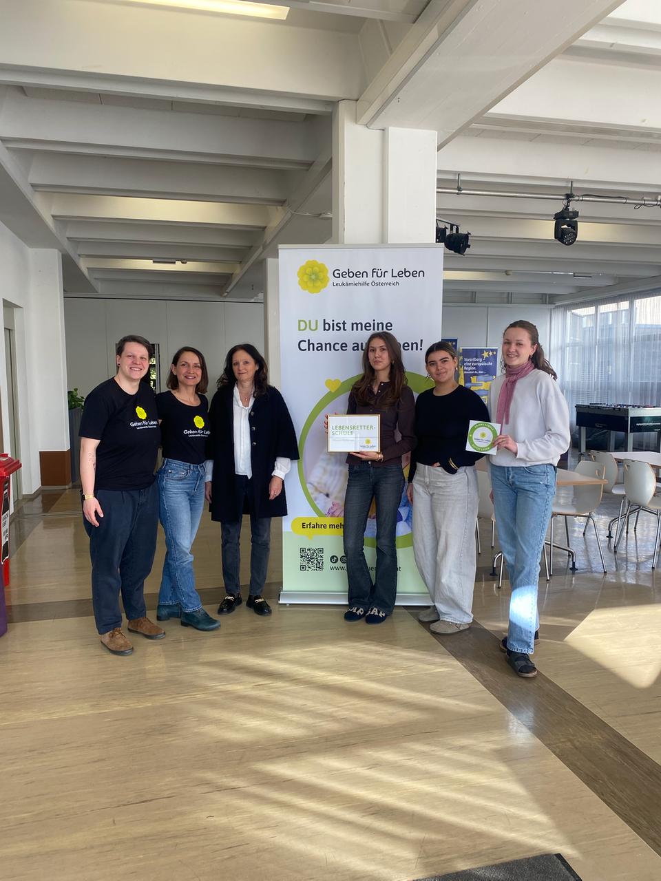 Die Schüler:innenvertretung zusammen mit Direktorin Ulrike Xander und die beiden Vertreterinnen des Vereins