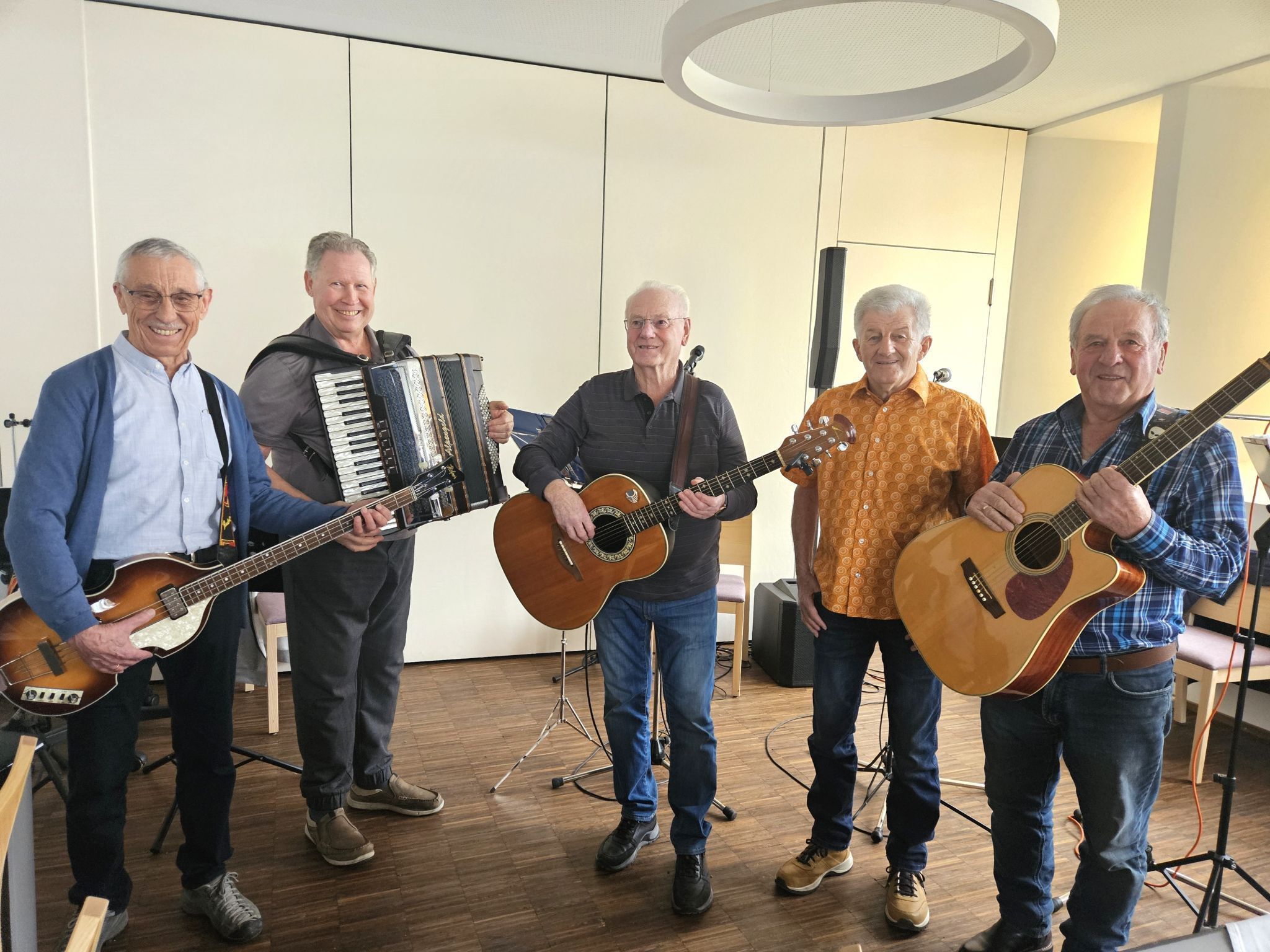 Mit Können und Routine spielen die fünf Musikanten auf.