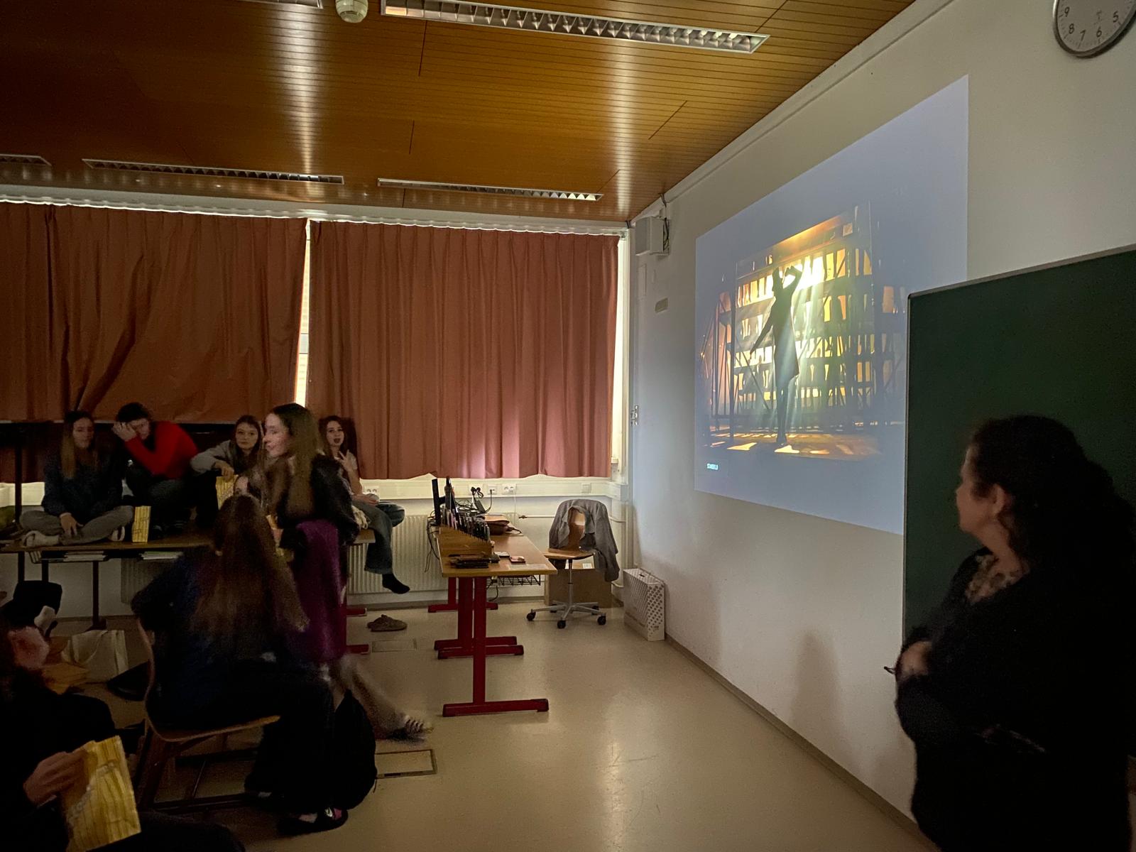 Schon lange vor Filmbeginn sammelte sich ein gespanntes Publikum.