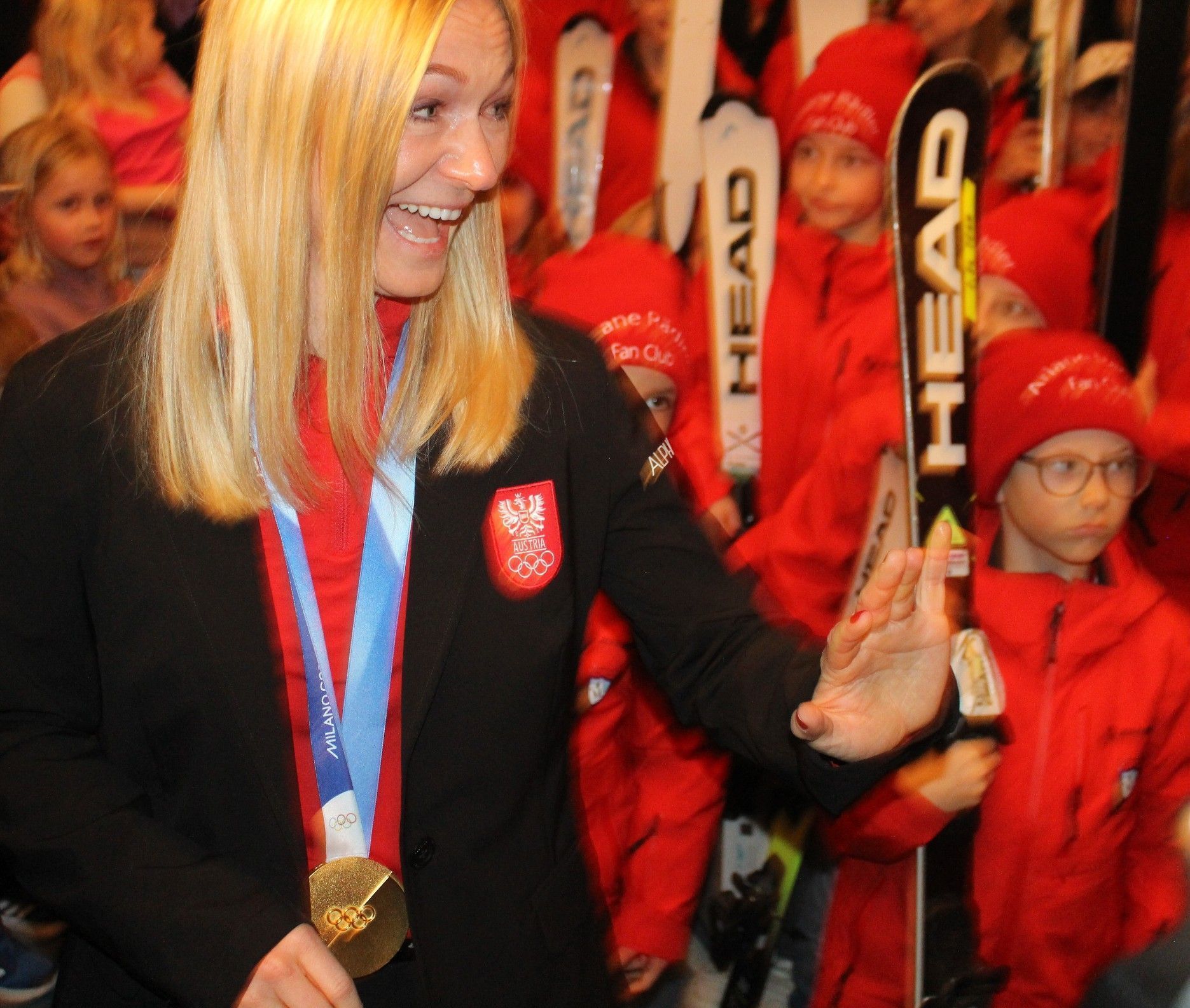 Überwältigt von diesem grandiosen Empfang genoss Ariane Rädler schon beim Einmarsch in den Saal das Bad in der Menge.