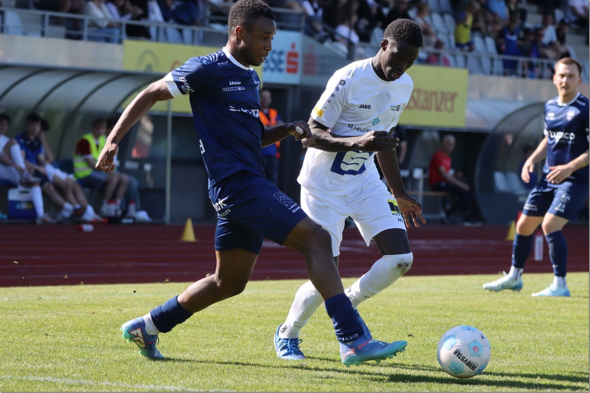 Lochau Spieler Amenaghawon (l.) kann noch in die Schweiz wechseln.KNOBEL