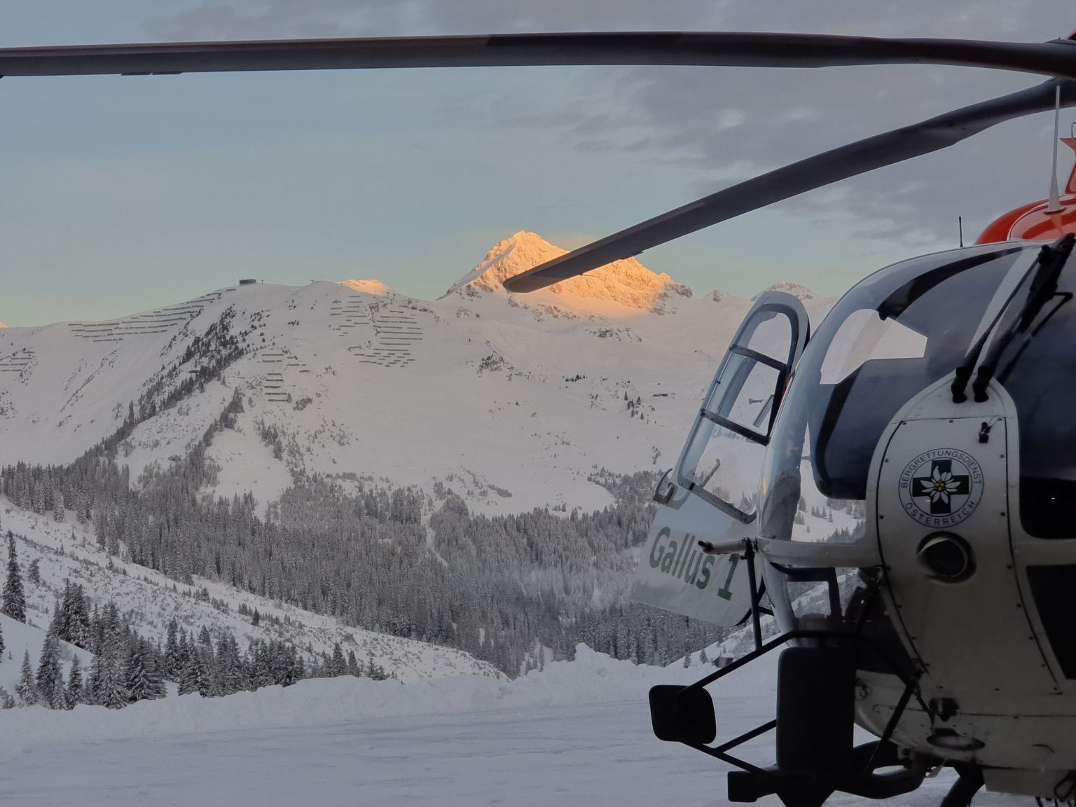„Lieber einmal zu viel ausrücken als zu wenig“ – Lawinensprengungen am Arlberg
