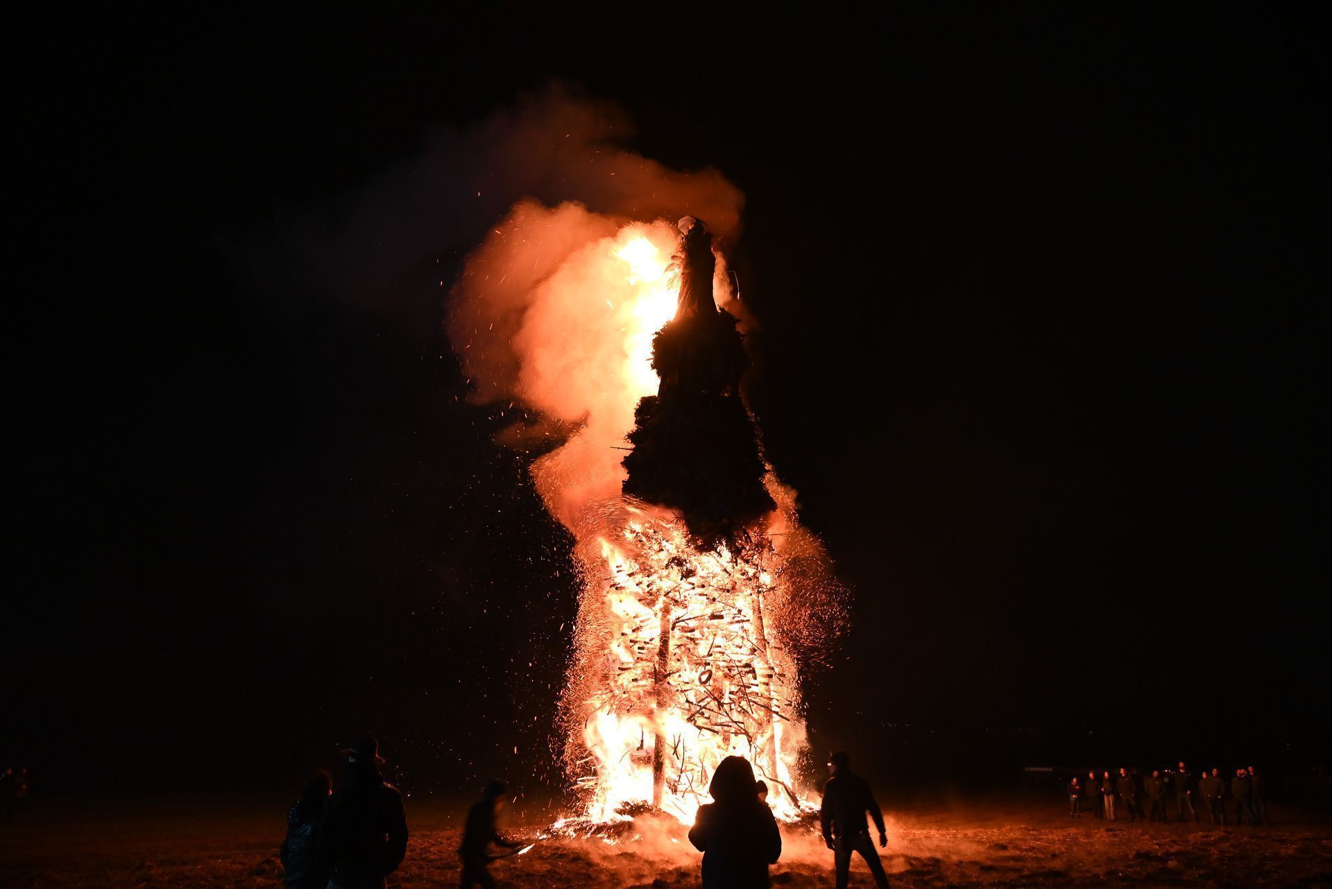 Der Eichele Funken trotzte dem Regenwetter und brannte lichterloh.