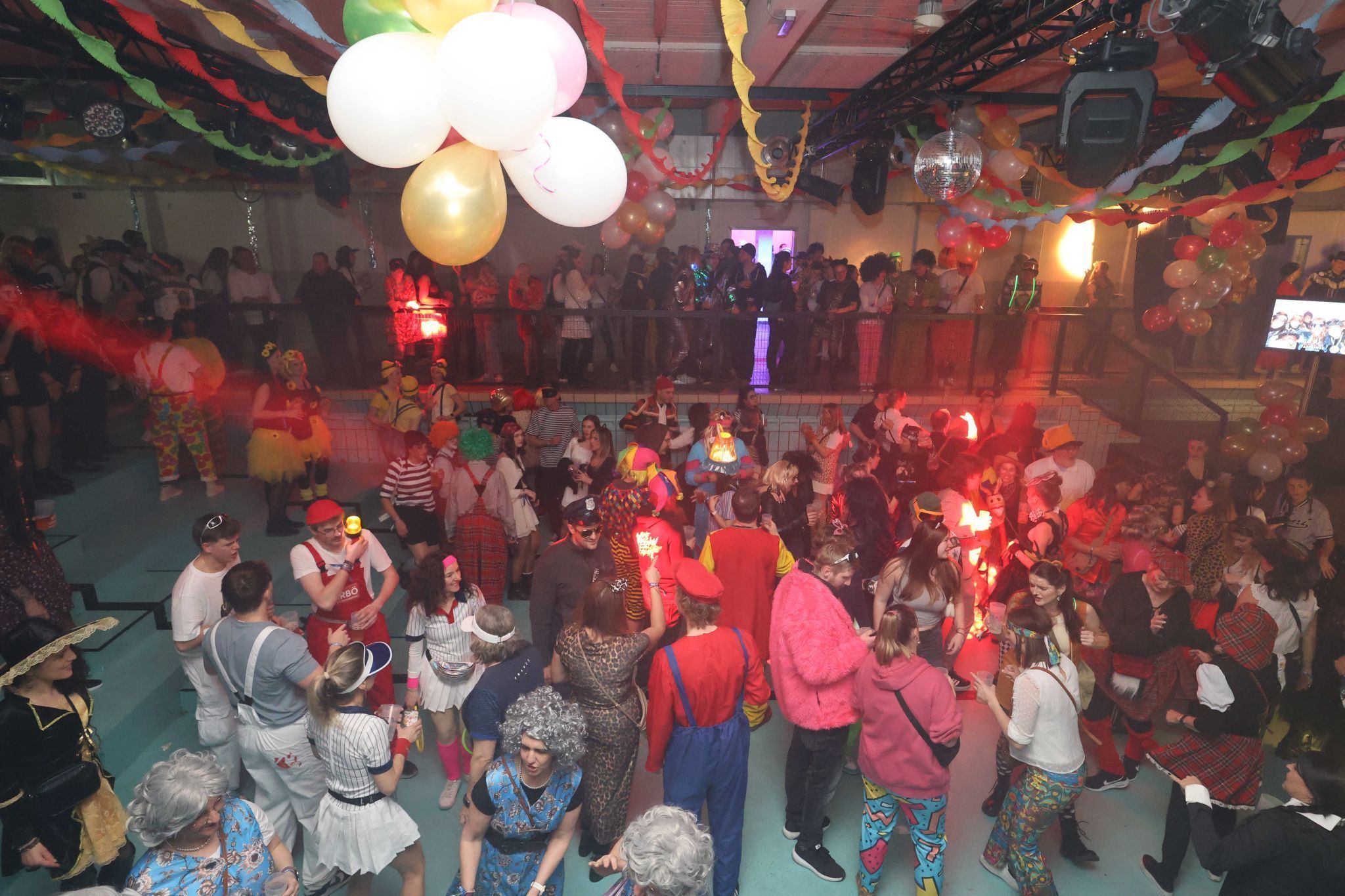 Viel Kostüm-Phantasie und Stimmung prägten den ersten Teil des 